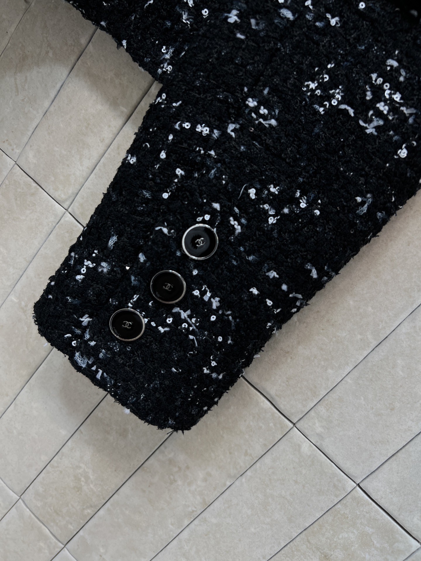 C家 26春夏新款 圆领短款外套 经典圆领单排扣设计 修饰脖颈线条 对称口袋+金属扣点缀 细节简约精致 