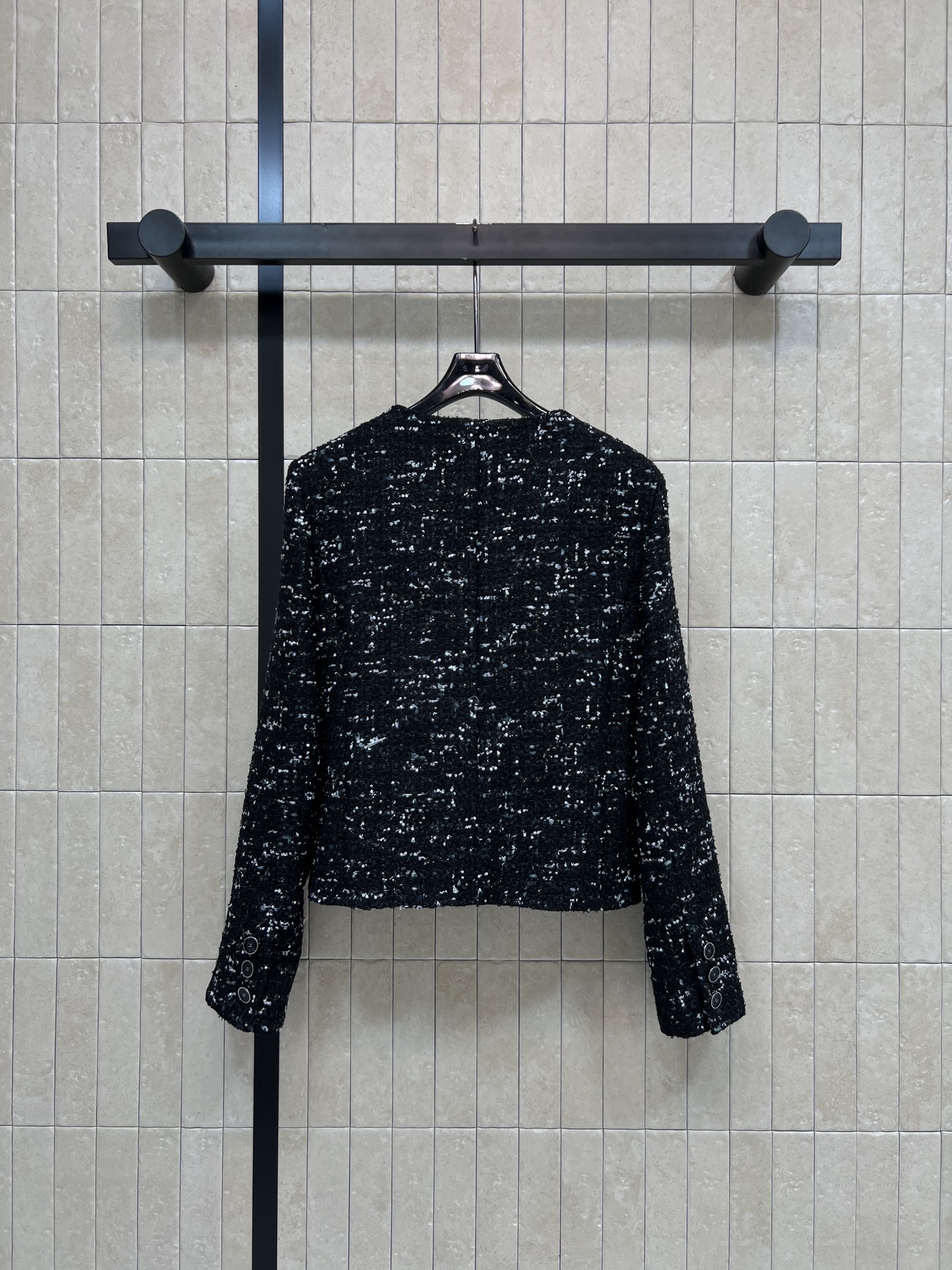 C家 26春夏新款 圆领短款外套 经典圆领单排扣设计 修饰脖颈线条 对称口袋+金属扣点缀 细节简约精致 