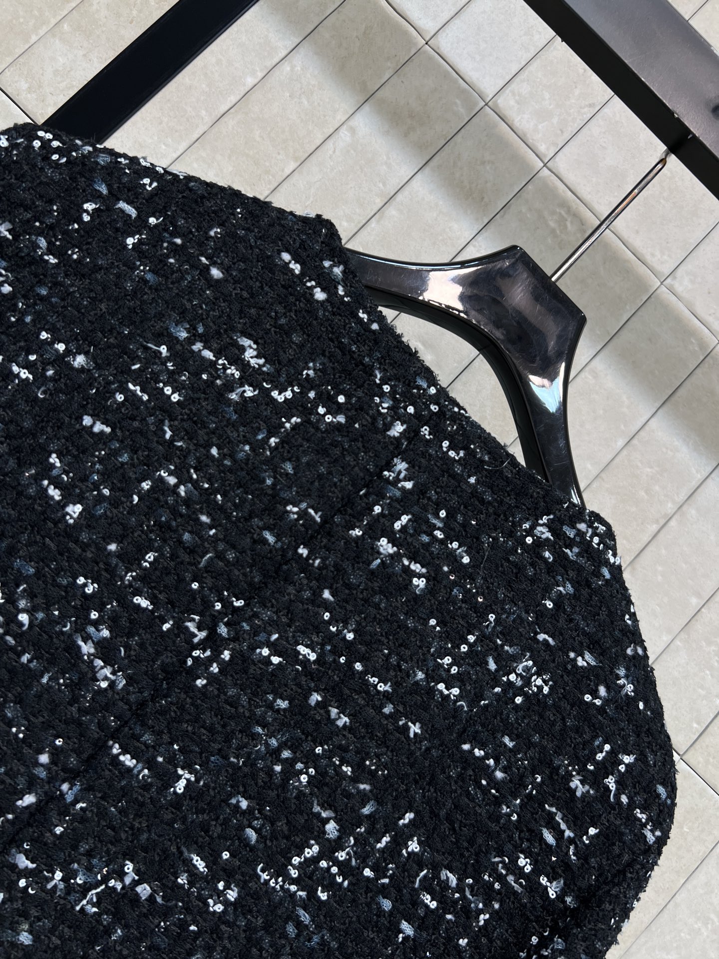 C家 26春夏新款 圆领短款外套 经典圆领单排扣设计 修饰脖颈线条 对称口袋+金属扣点缀 细节简约精致 