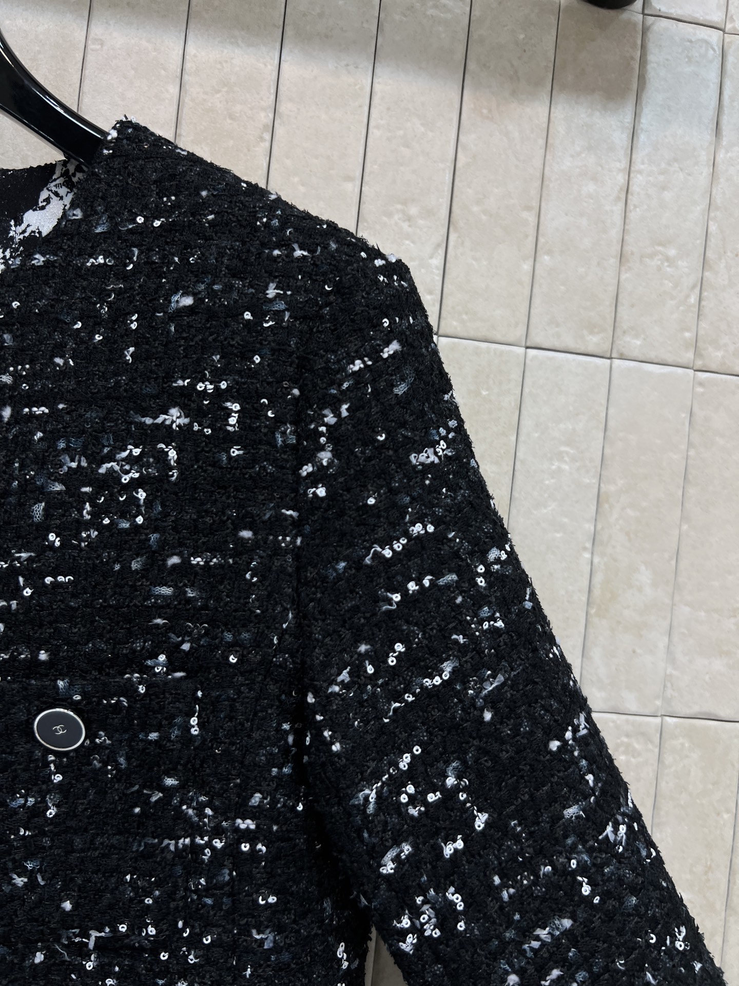 C家 26春夏新款 圆领短款外套 经典圆领单排扣设计 修饰脖颈线条 对称口袋+金属扣点缀 细节简约精致 