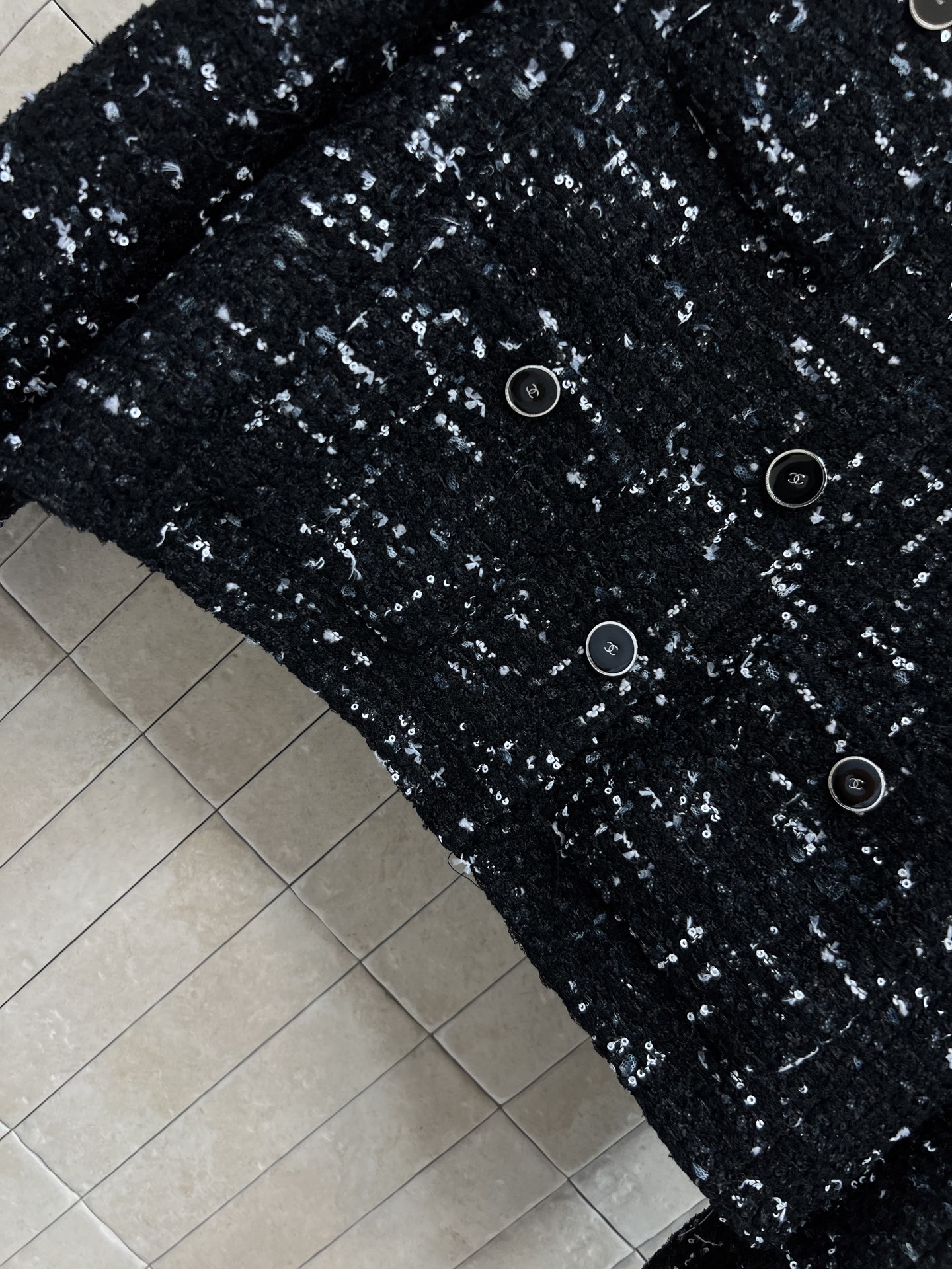 C家 26春夏新款 圆领短款外套 经典圆领单排扣设计 修饰脖颈线条 对称口袋+金属扣点缀 细节简约精致 