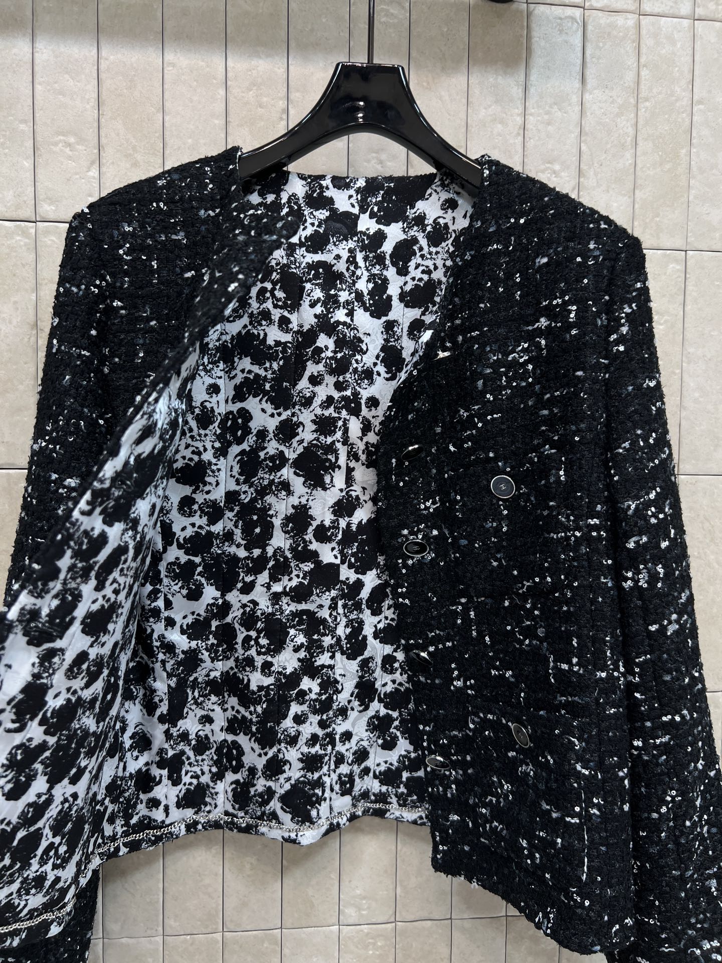 C家 26春夏新款 圆领短款外套 经典圆领单排扣设计 修饰脖颈线条 对称口袋+金属扣点缀 细节简约精致 