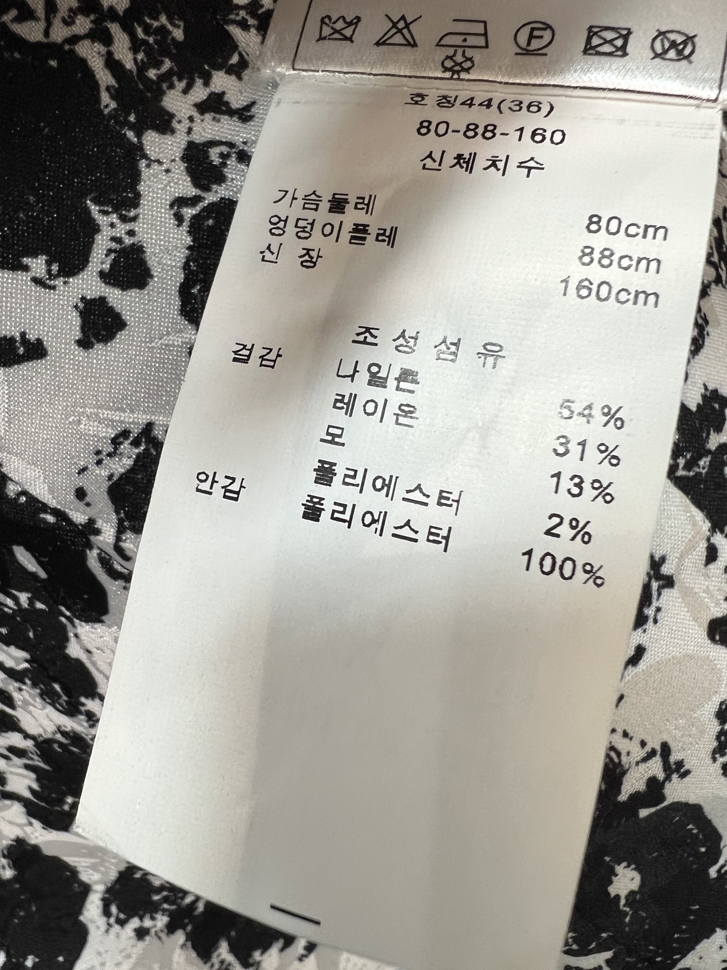 C家 26春夏新款 圆领短款外套 经典圆领单排扣设计 修饰脖颈线条 对称口袋+金属扣点缀 细节简约精致 