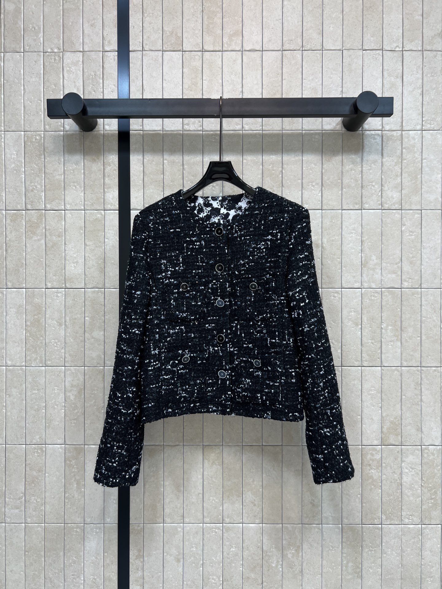 C家 26春夏新款 圆领短款外套 经典圆领单排扣设计 修饰脖颈线条 对称口袋+金属扣点缀 细节简约精致 