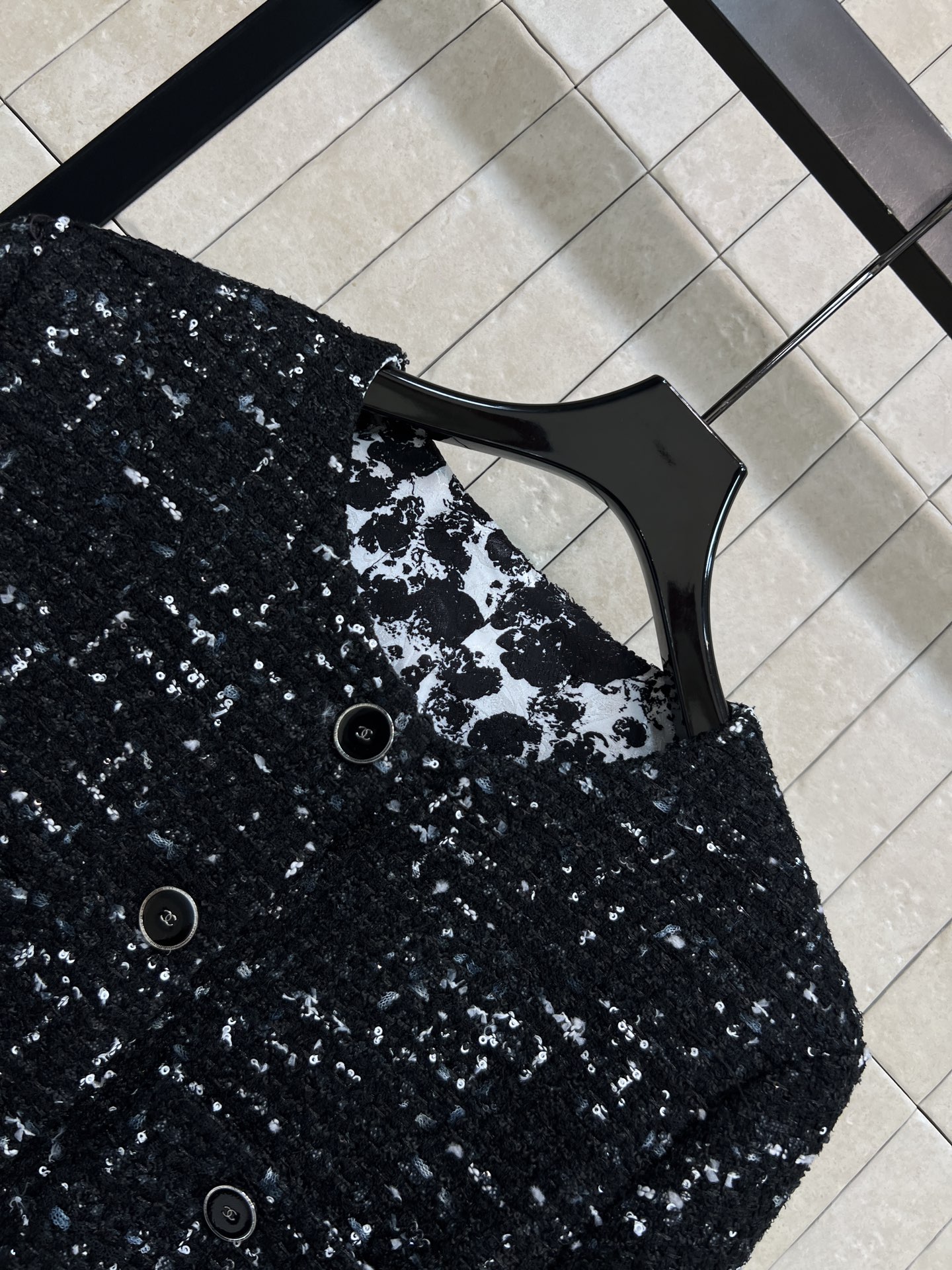 C家 26春夏新款 圆领短款外套 经典圆领单排扣设计 修饰脖颈线条 对称口袋+金属扣点缀 细节简约精致 