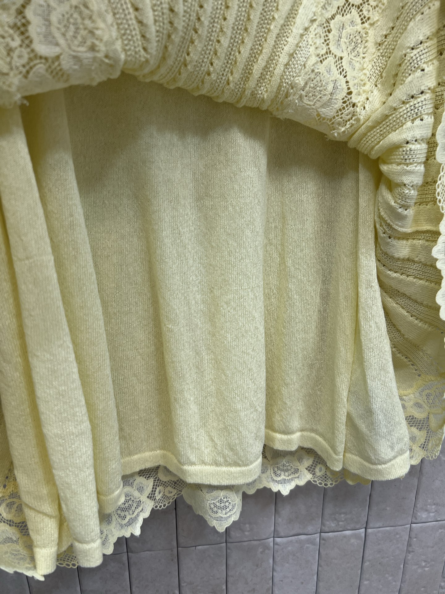 Self家 26春夏新款 针织连衣裙 翻领开衫+蕾丝半裙 针织面料软糯亲肤 蕾丝拼接细节满满 荷叶边+钻