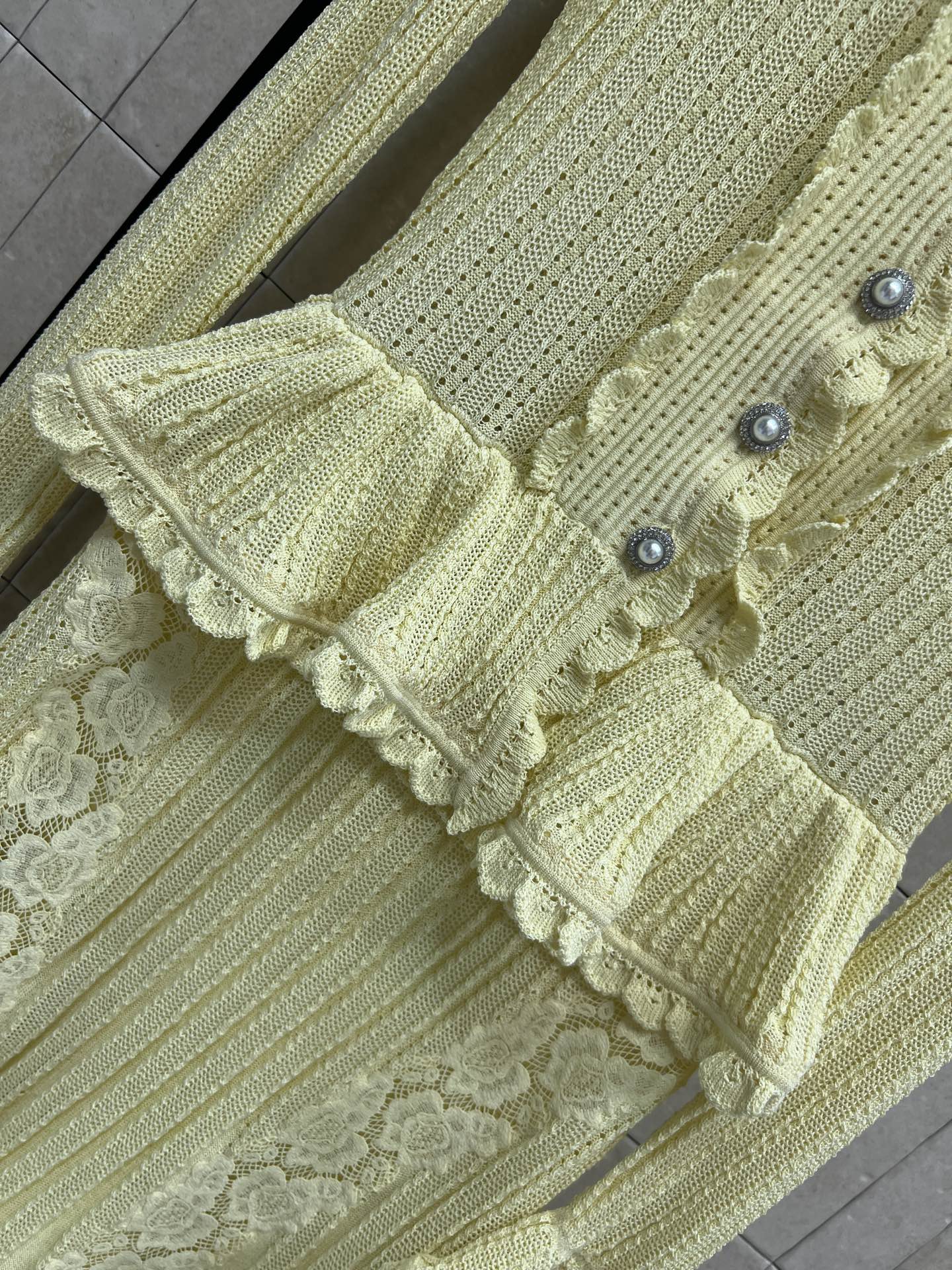 Self家 26春夏新款 针织连衣裙 翻领开衫+蕾丝半裙 针织面料软糯亲肤 蕾丝拼接细节满满 荷叶边+钻