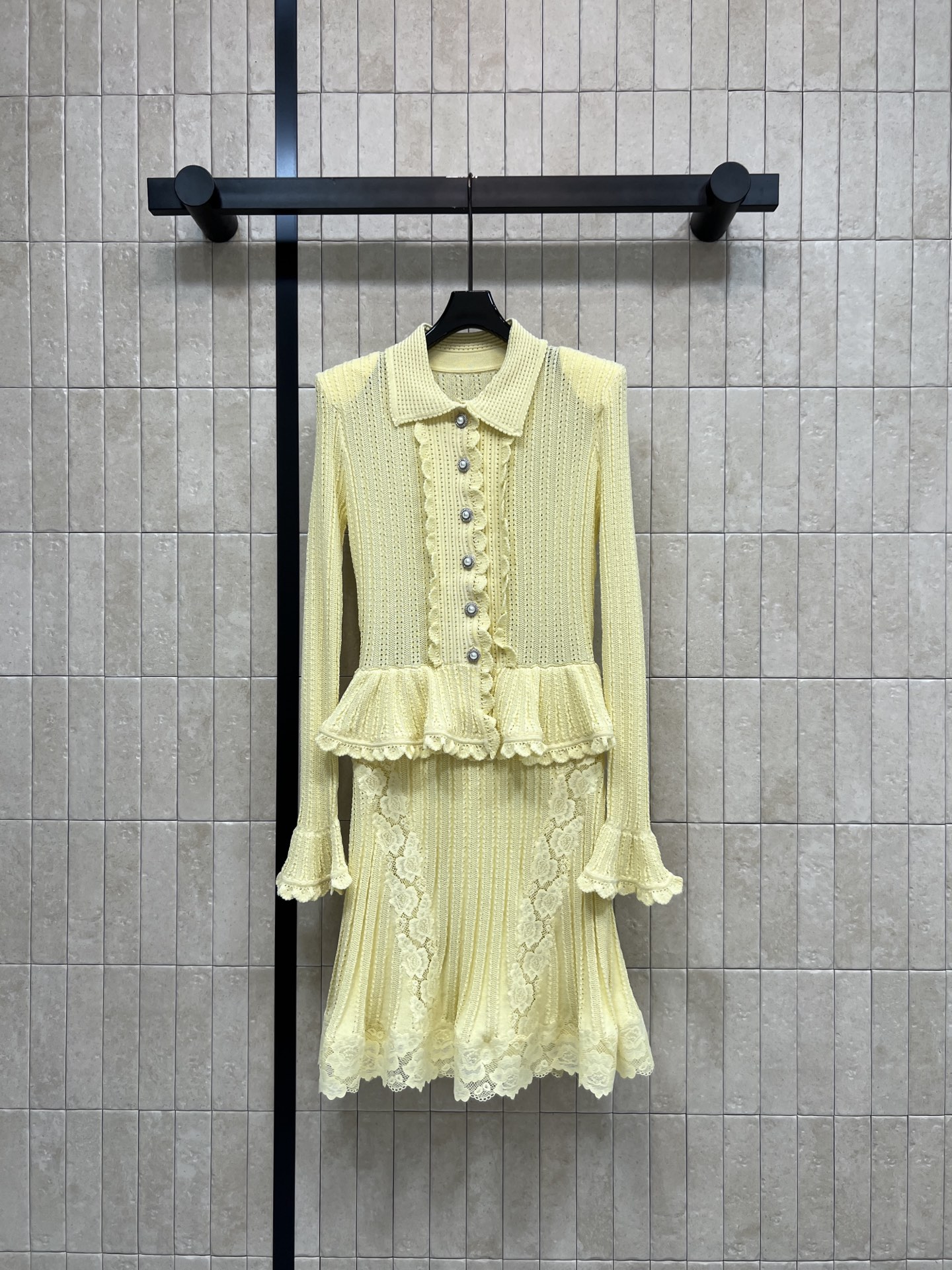 Self家 26春夏新款 针织连衣裙 翻领开衫+蕾丝半裙 针织面料软糯亲肤 蕾丝拼接细节满满 荷叶边+钻