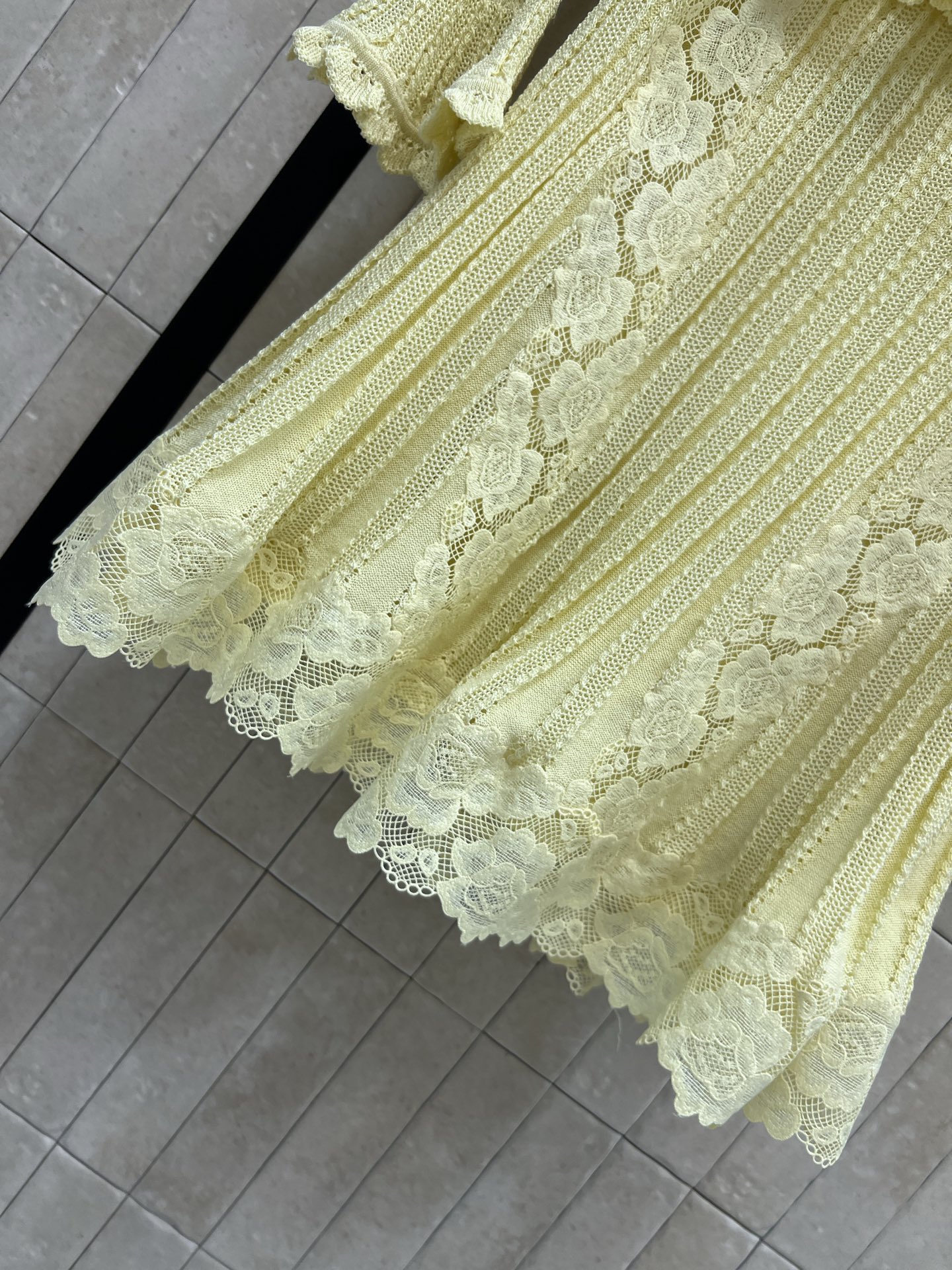 Self家 26春夏新款 针织连衣裙 翻领开衫+蕾丝半裙 针织面料软糯亲肤 蕾丝拼接细节满满 荷叶边+钻