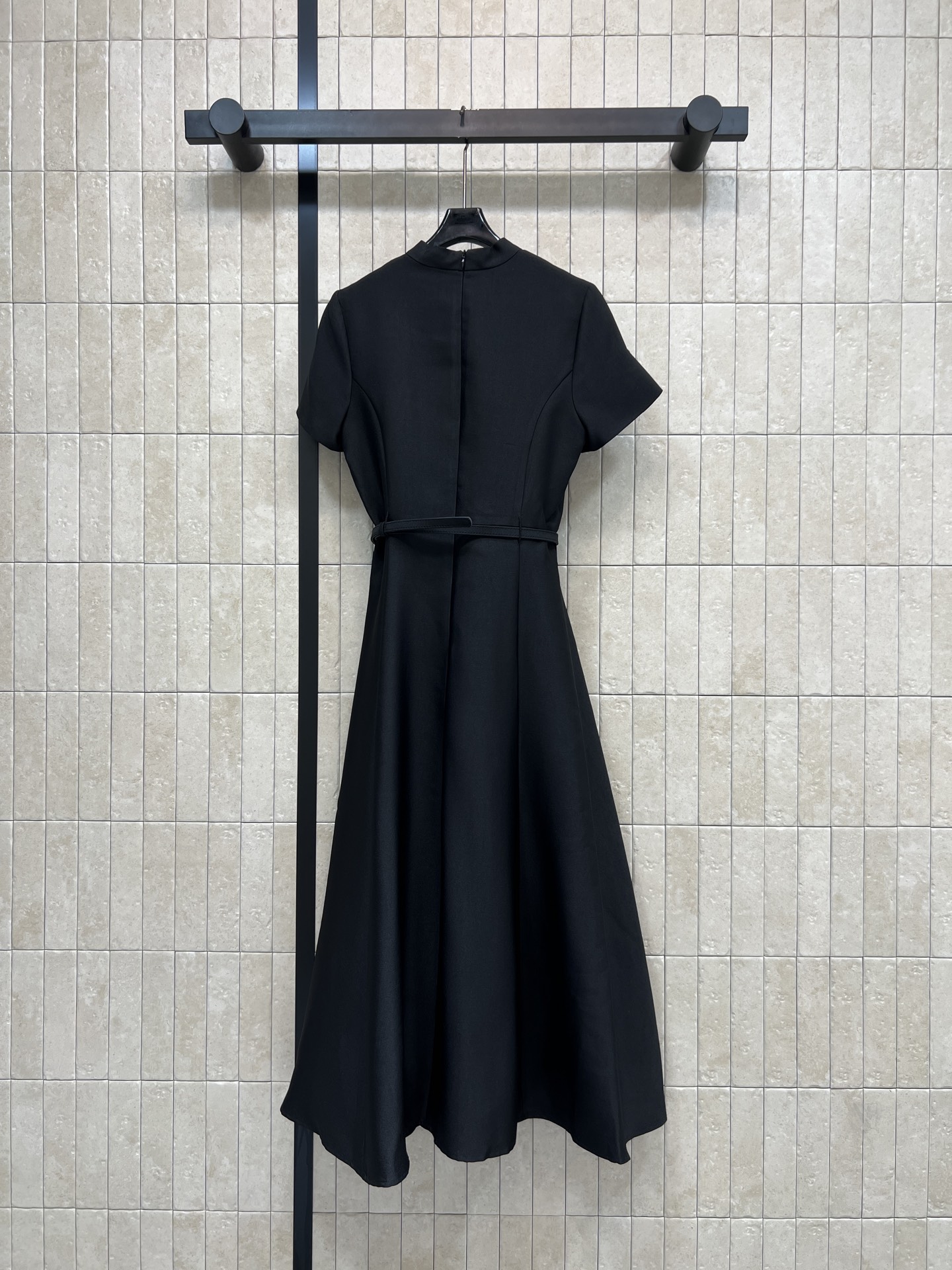 D家 26春夏新款 立领排扣连衣裙 采用高支垂坠感面料 抗皱有型 自带高级缎面光泽 立领+单排扣设计 修