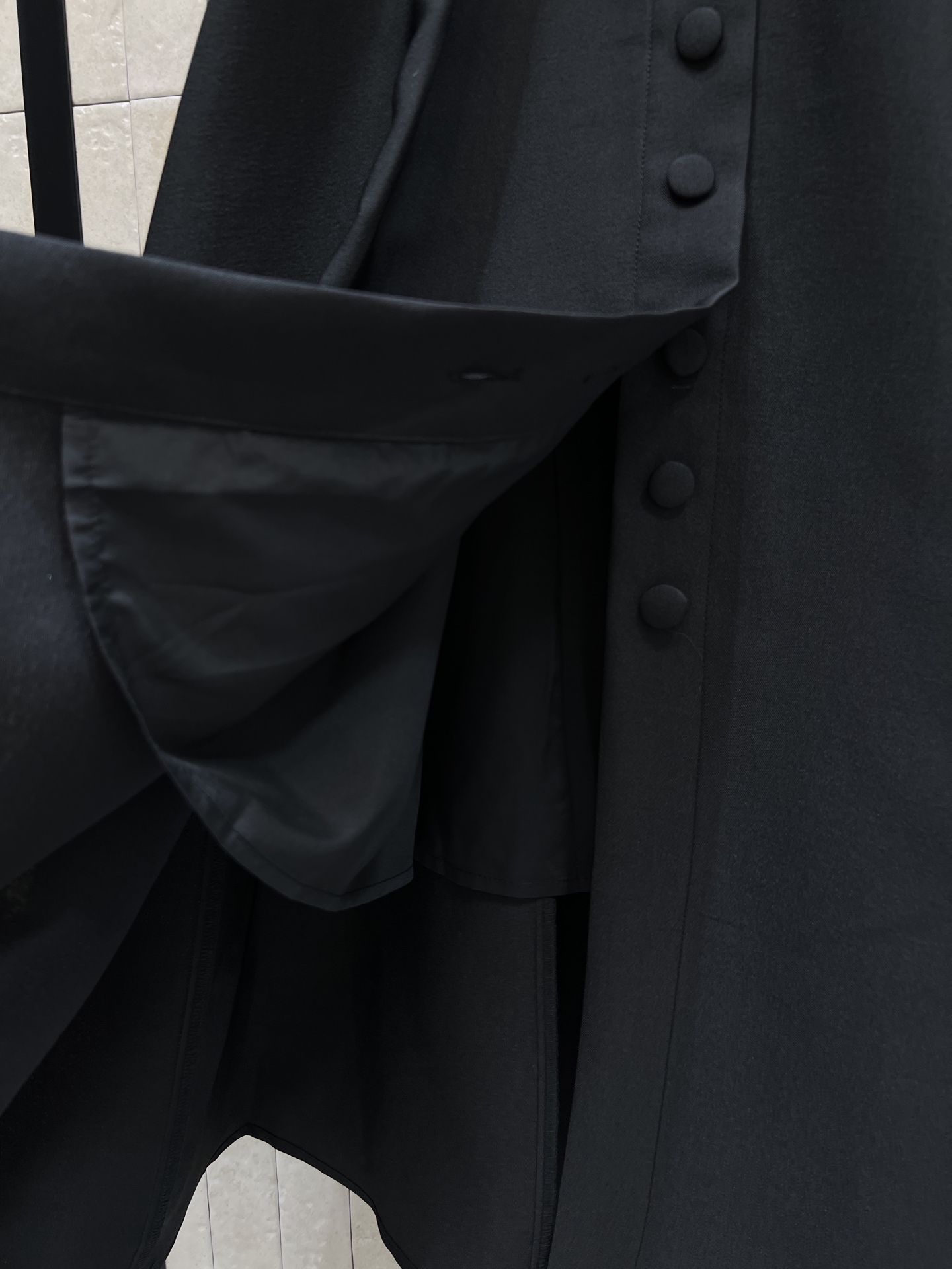 D家 26春夏新款 立领排扣连衣裙 采用高支垂坠感面料 抗皱有型 自带高级缎面光泽 立领+单排扣设计 修