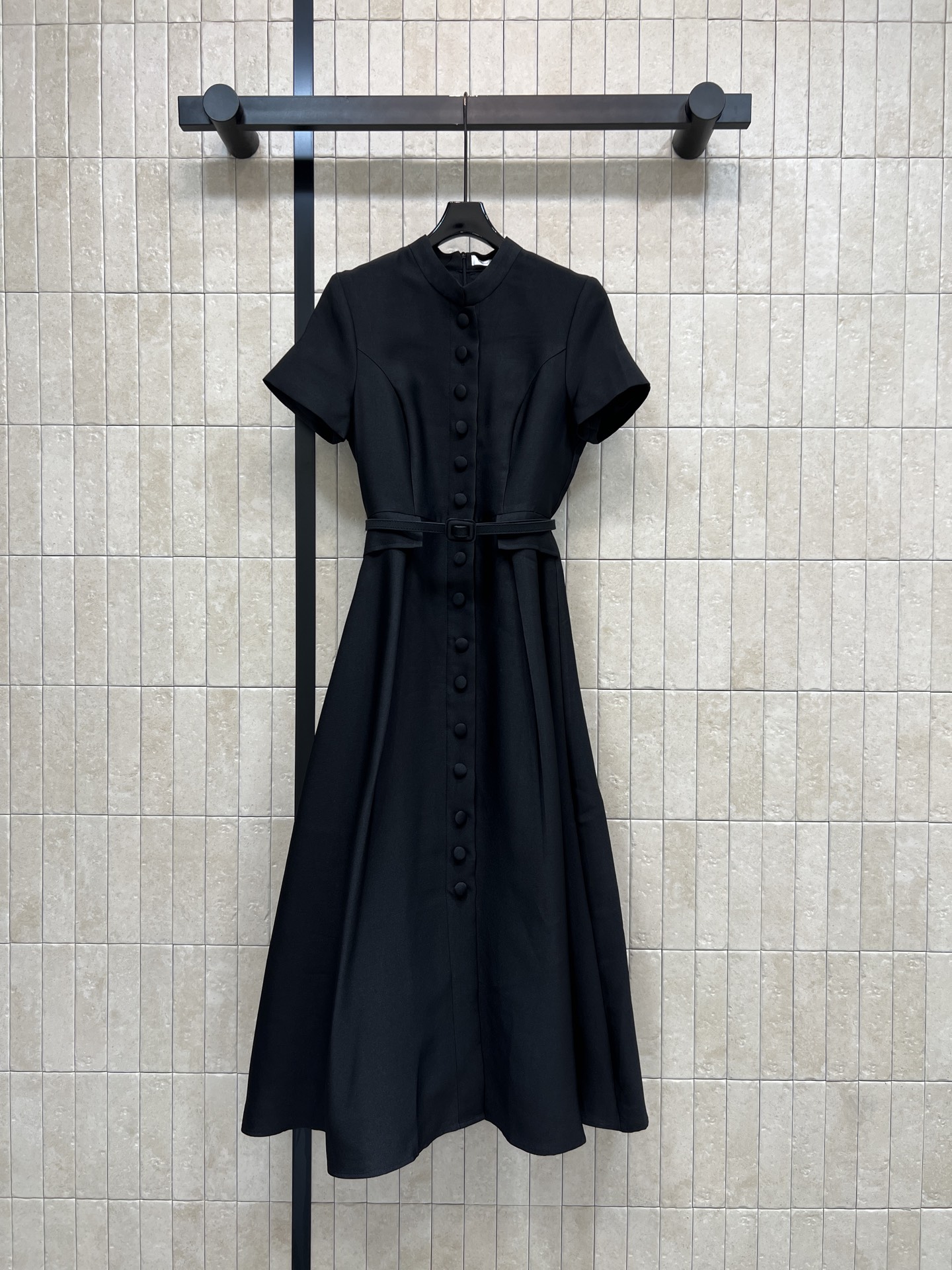 D家 26春夏新款 立领排扣连衣裙 采用高支垂坠感面料 抗皱有型 自带高级缎面光泽 立领+单排扣设计 修