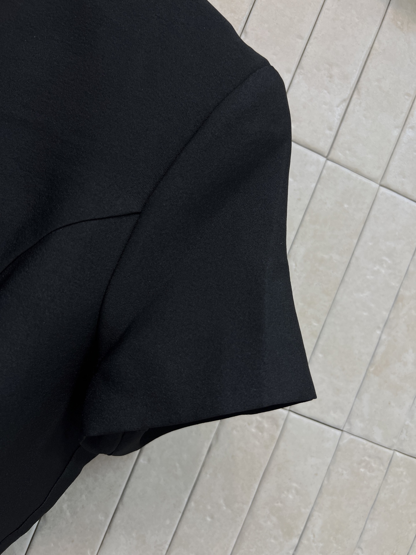 D家 26春夏新款 立领排扣连衣裙 采用高支垂坠感面料 抗皱有型 自带高级缎面光泽 立领+单排扣设计 修