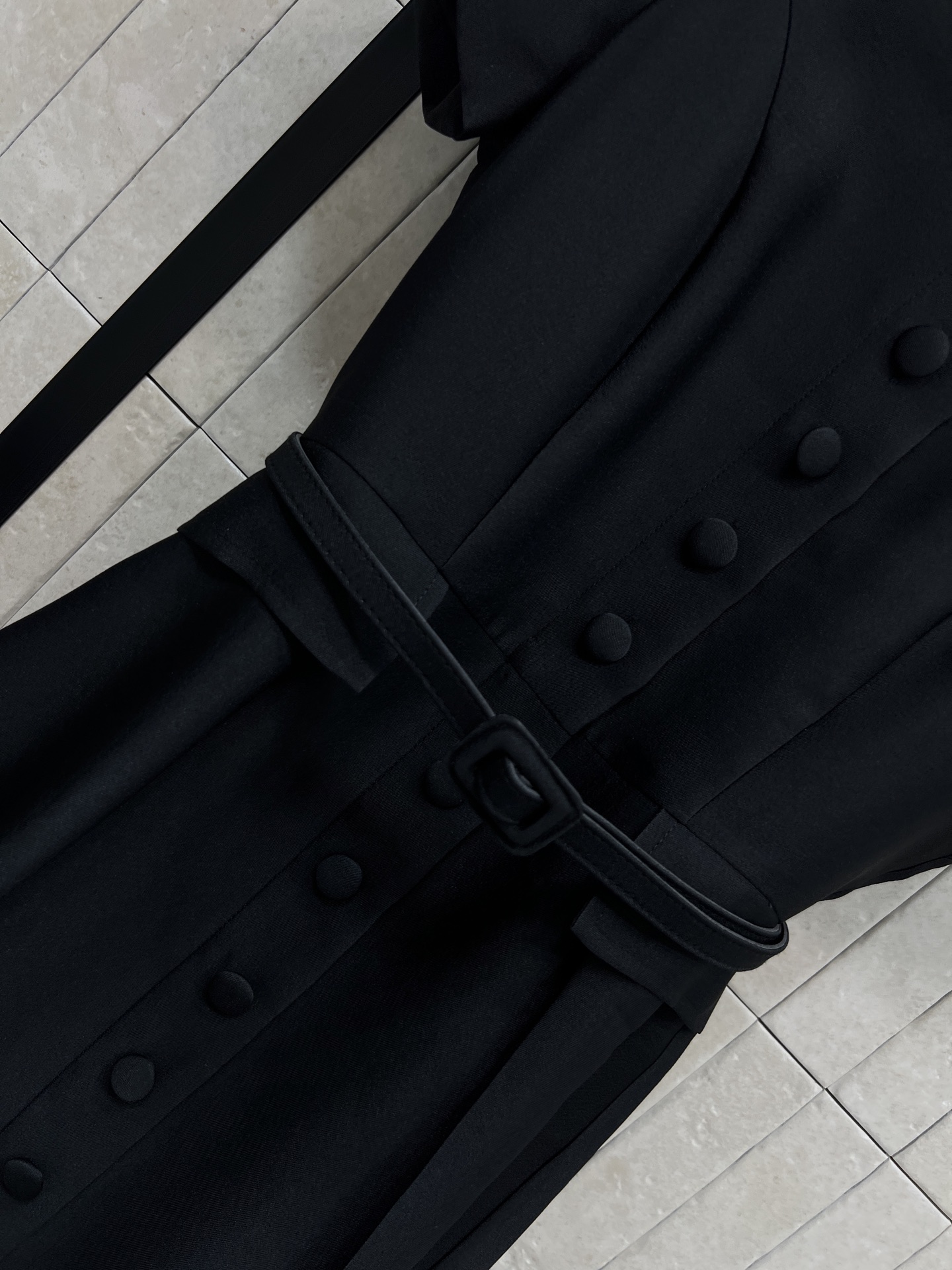 D家 26春夏新款 立领排扣连衣裙 采用高支垂坠感面料 抗皱有型 自带高级缎面光泽 立领+单排扣设计 修