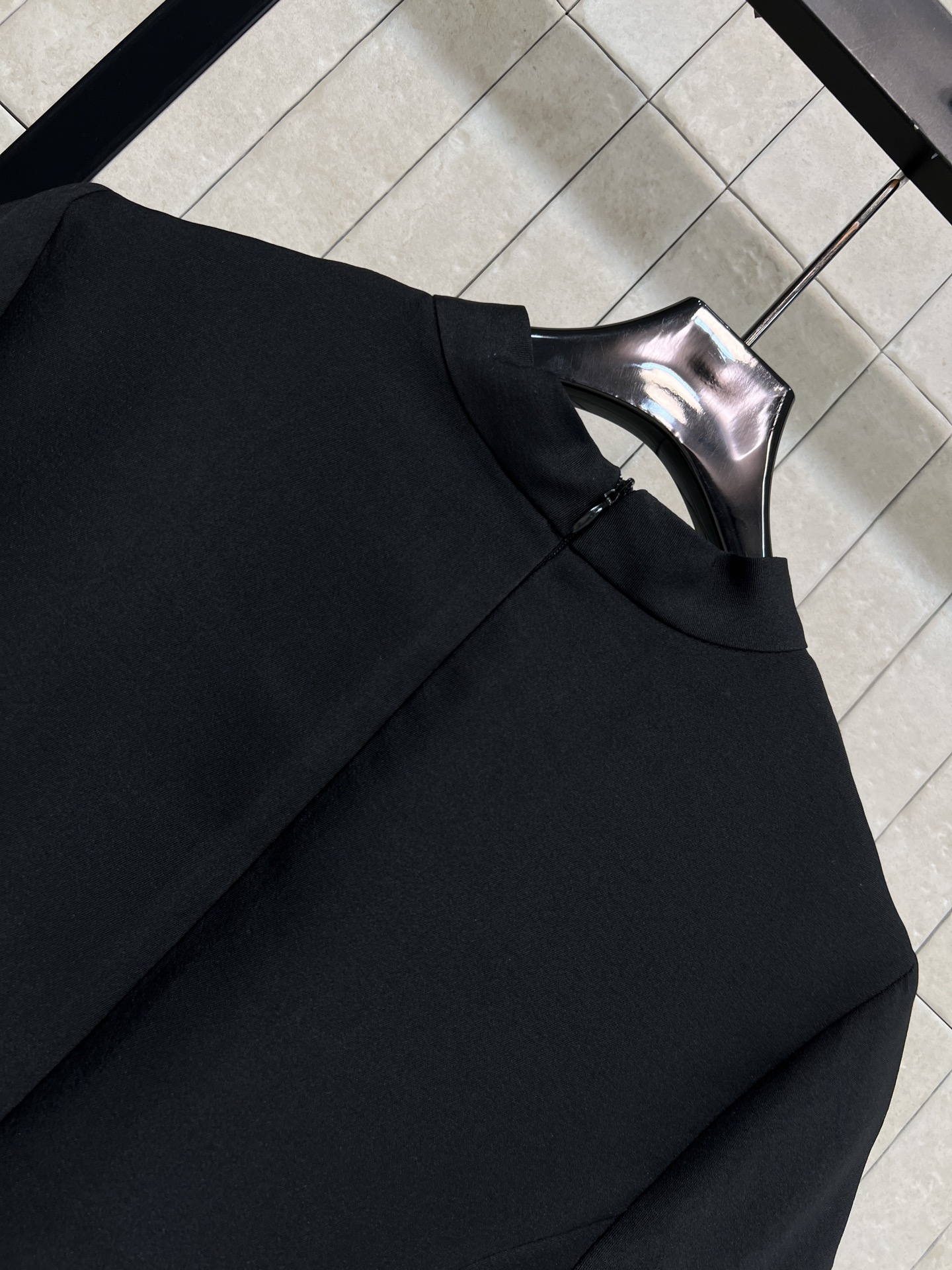 D家 26春夏新款 立领排扣连衣裙 采用高支垂坠感面料 抗皱有型 自带高级缎面光泽 立领+单排扣设计 修