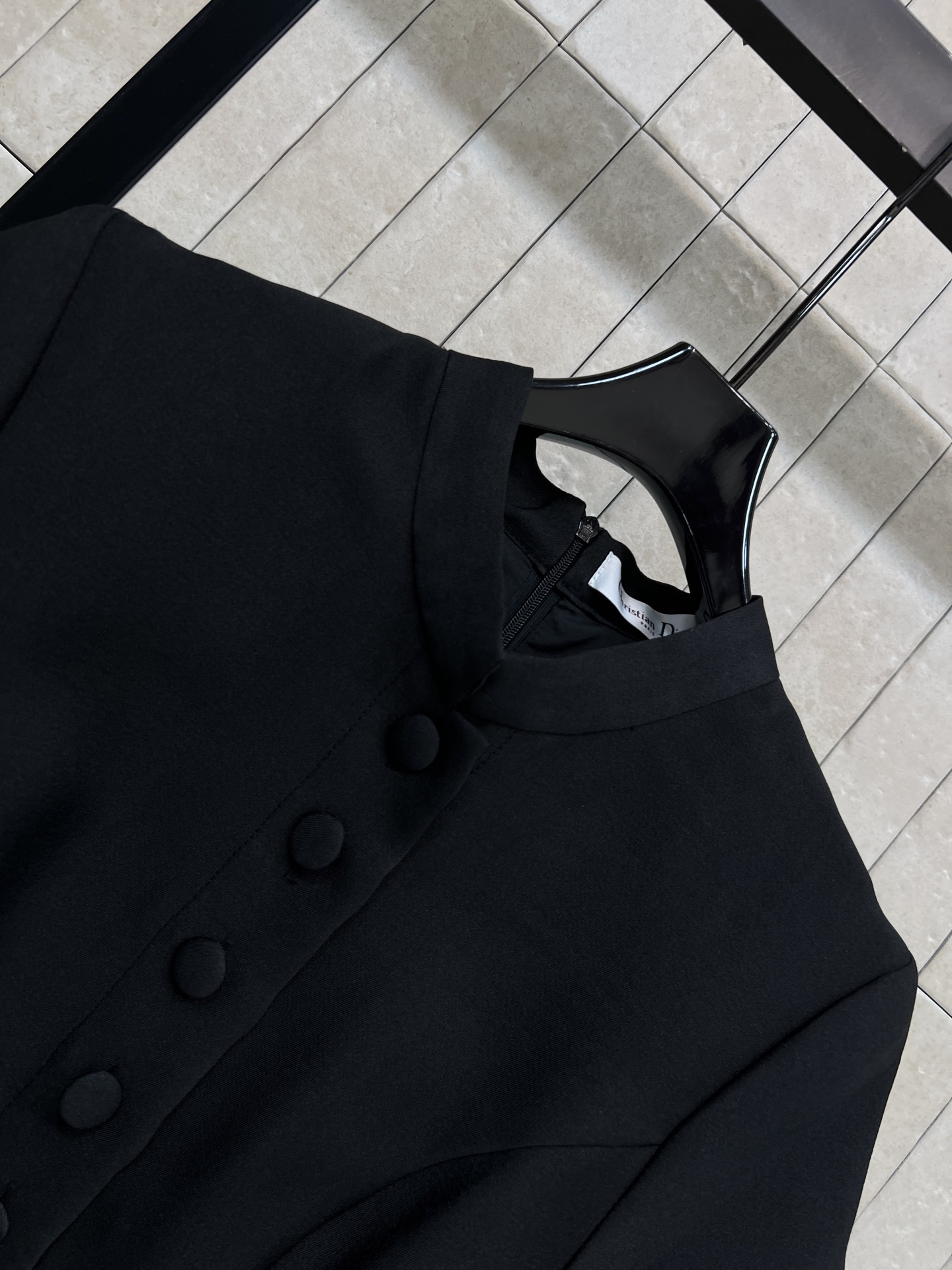 D家 26春夏新款 立领排扣连衣裙 采用高支垂坠感面料 抗皱有型 自带高级缎面光泽 立领+单排扣设计 修