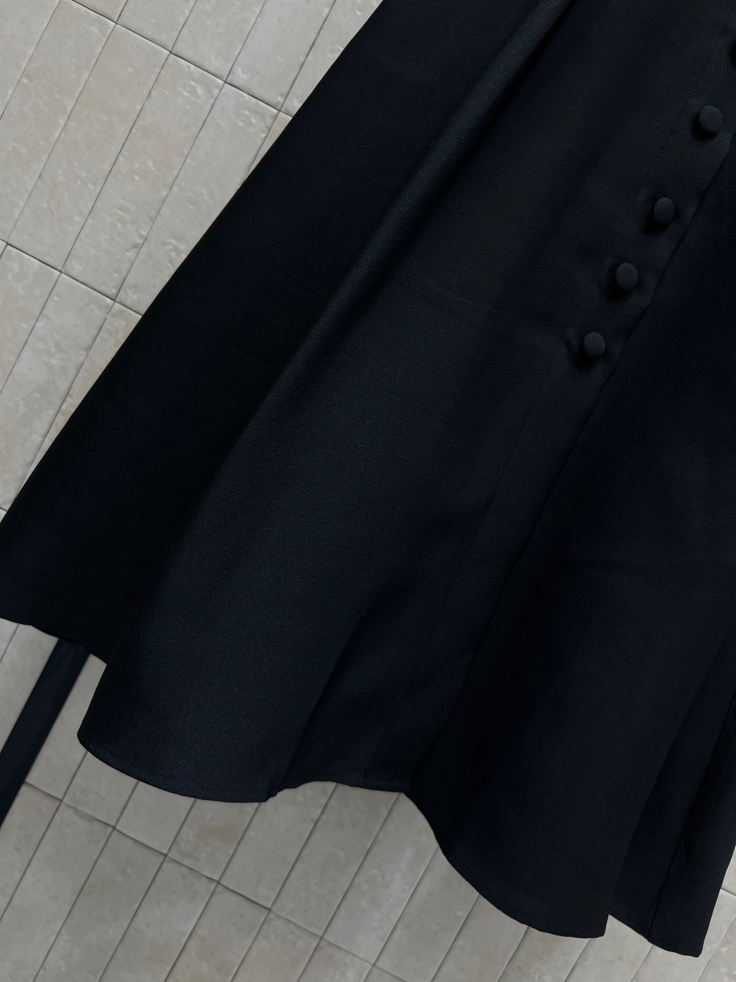 D家 26春夏新款 立领排扣连衣裙 采用高支垂坠感面料 抗皱有型 自带高级缎面光泽 立领+单排扣设计 修