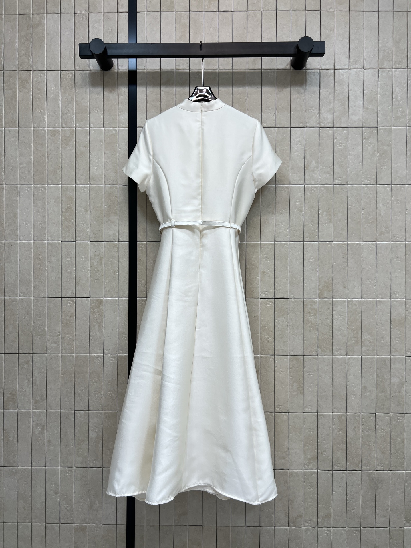 D家 26春夏新款 立领排扣连衣裙 采用高支垂坠感面料 抗皱有型 自带高级缎面光泽 立领+单排扣设计 修