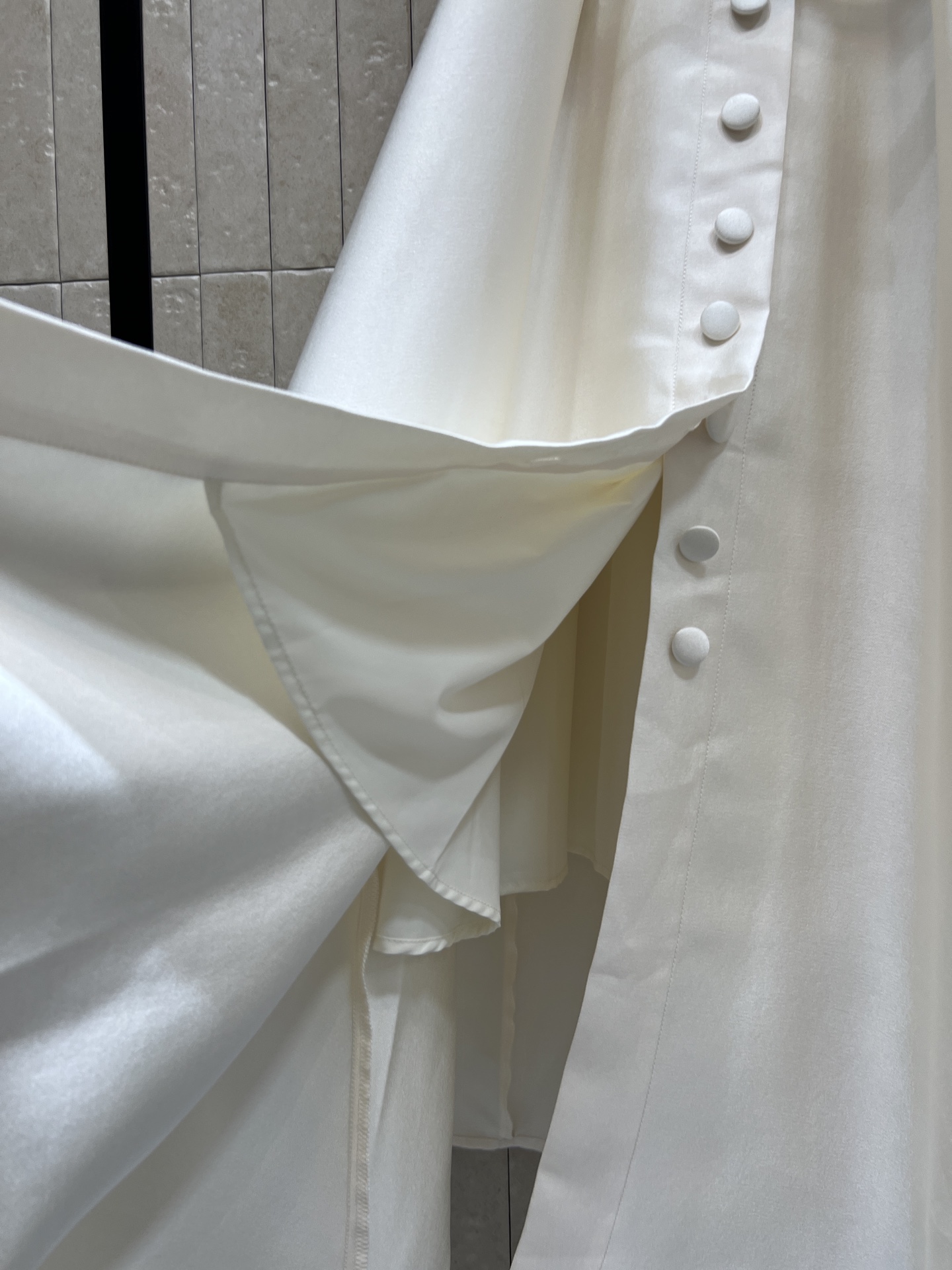 D家 26春夏新款 立领排扣连衣裙 采用高支垂坠感面料 抗皱有型 自带高级缎面光泽 立领+单排扣设计 修