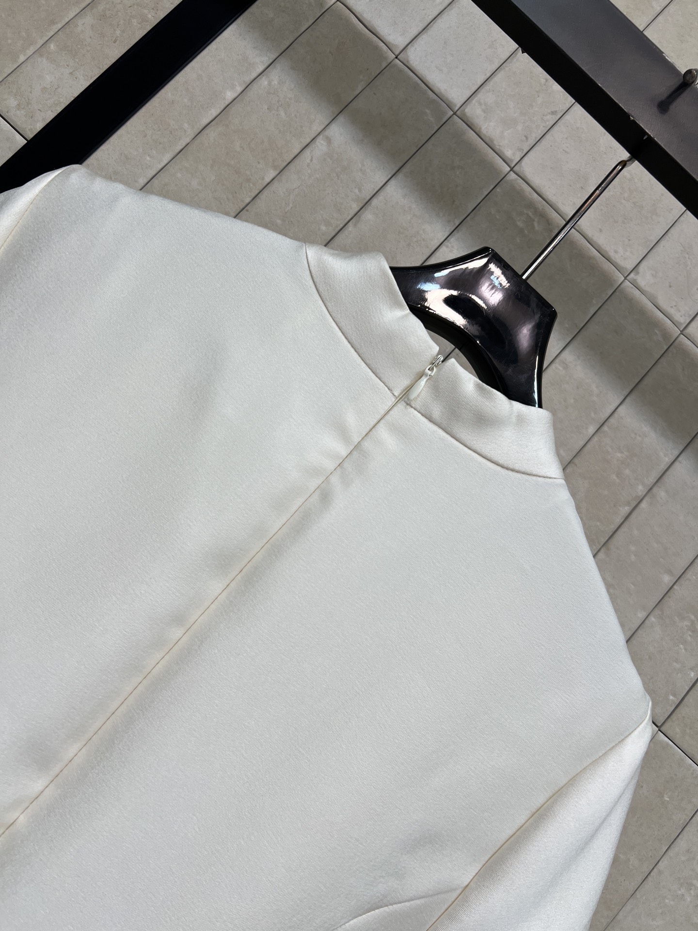 D家 26春夏新款 立领排扣连衣裙 采用高支垂坠感面料 抗皱有型 自带高级缎面光泽 立领+单排扣设计 修