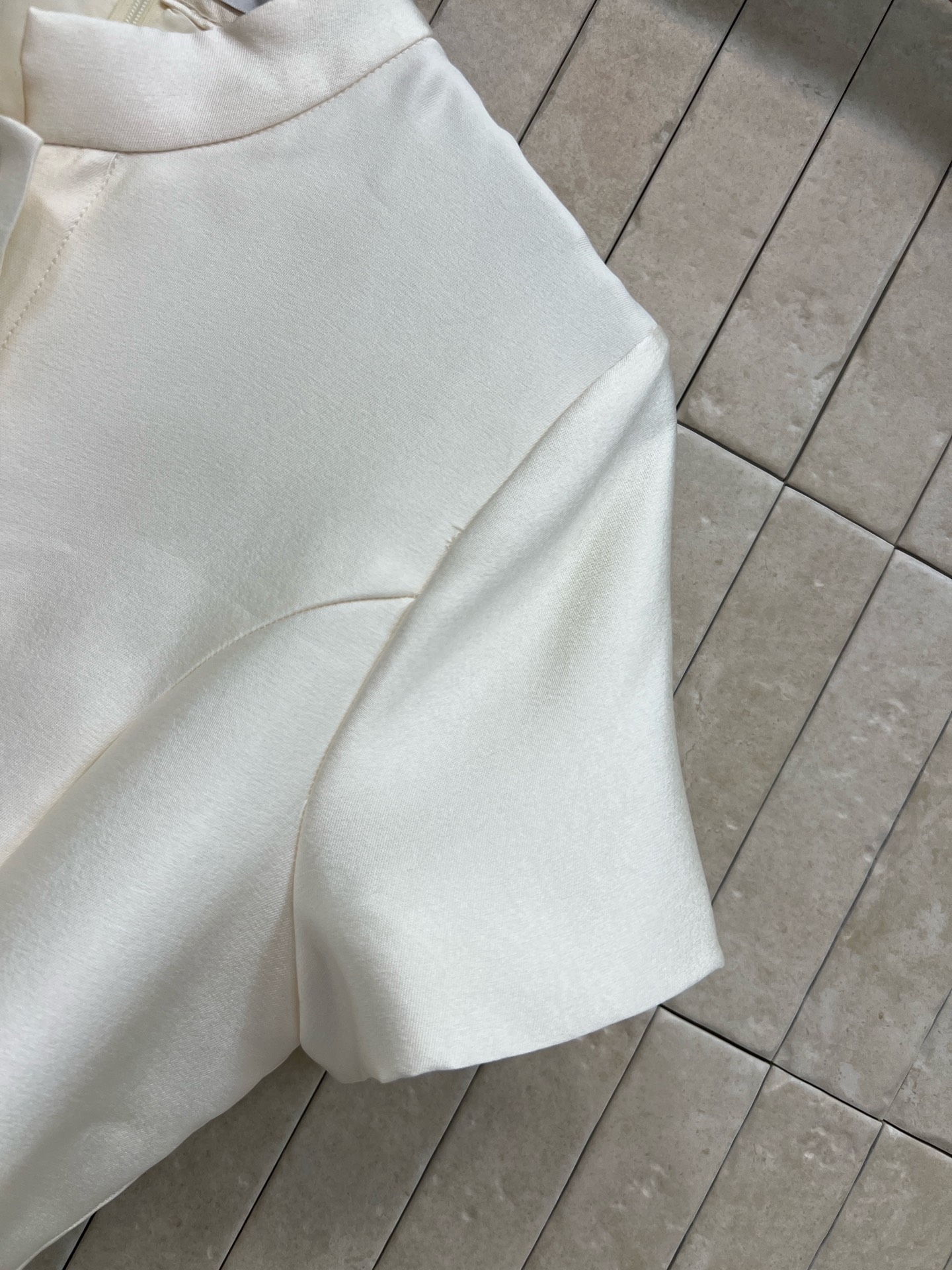 D家 26春夏新款 立领排扣连衣裙 采用高支垂坠感面料 抗皱有型 自带高级缎面光泽 立领+单排扣设计 修