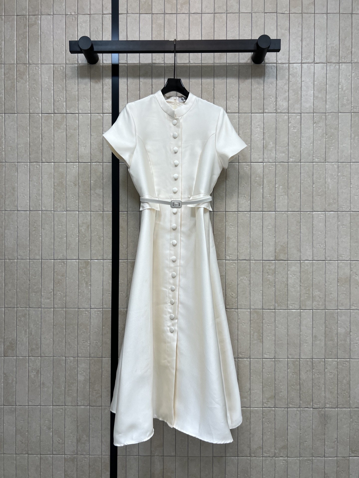 D家 26春夏新款 立领排扣连衣裙 采用高支垂坠感面料 抗皱有型 自带高级缎面光泽 立领+单排扣设计 修