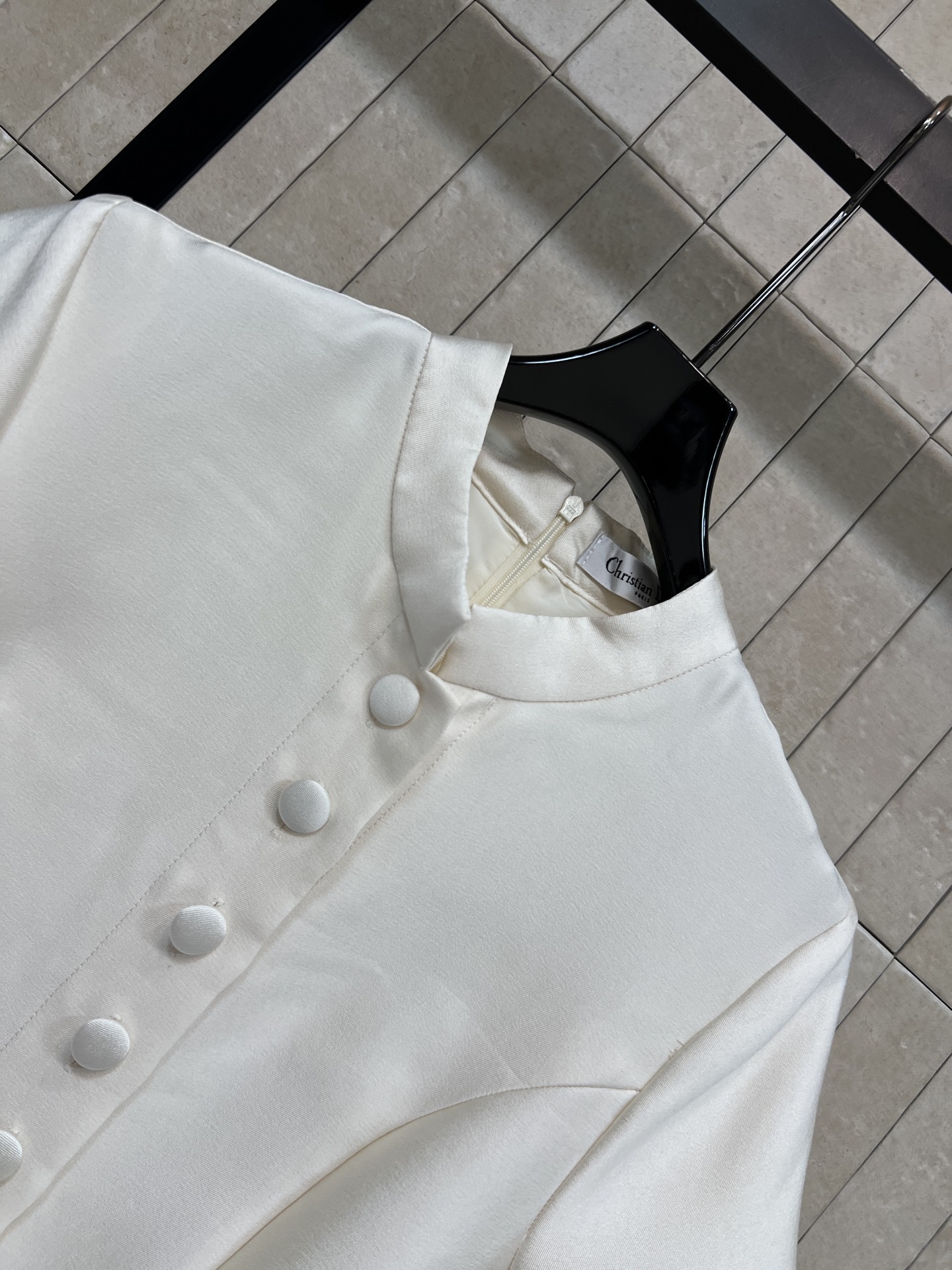 D家 26春夏新款 立领排扣连衣裙 采用高支垂坠感面料 抗皱有型 自带高级缎面光泽 立领+单排扣设计 修