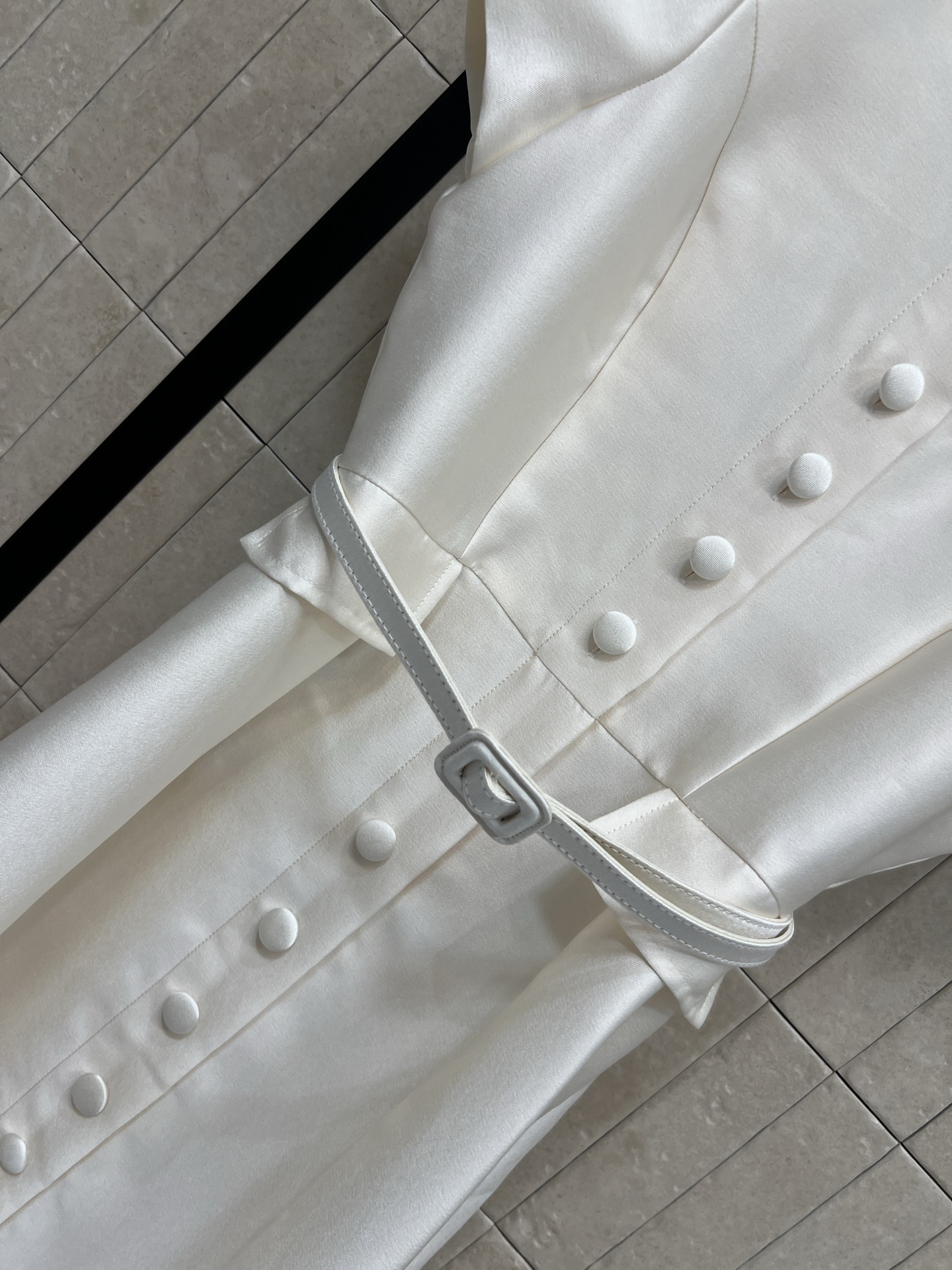 D家 26春夏新款 立领排扣连衣裙 采用高支垂坠感面料 抗皱有型 自带高级缎面光泽 立领+单排扣设计 修