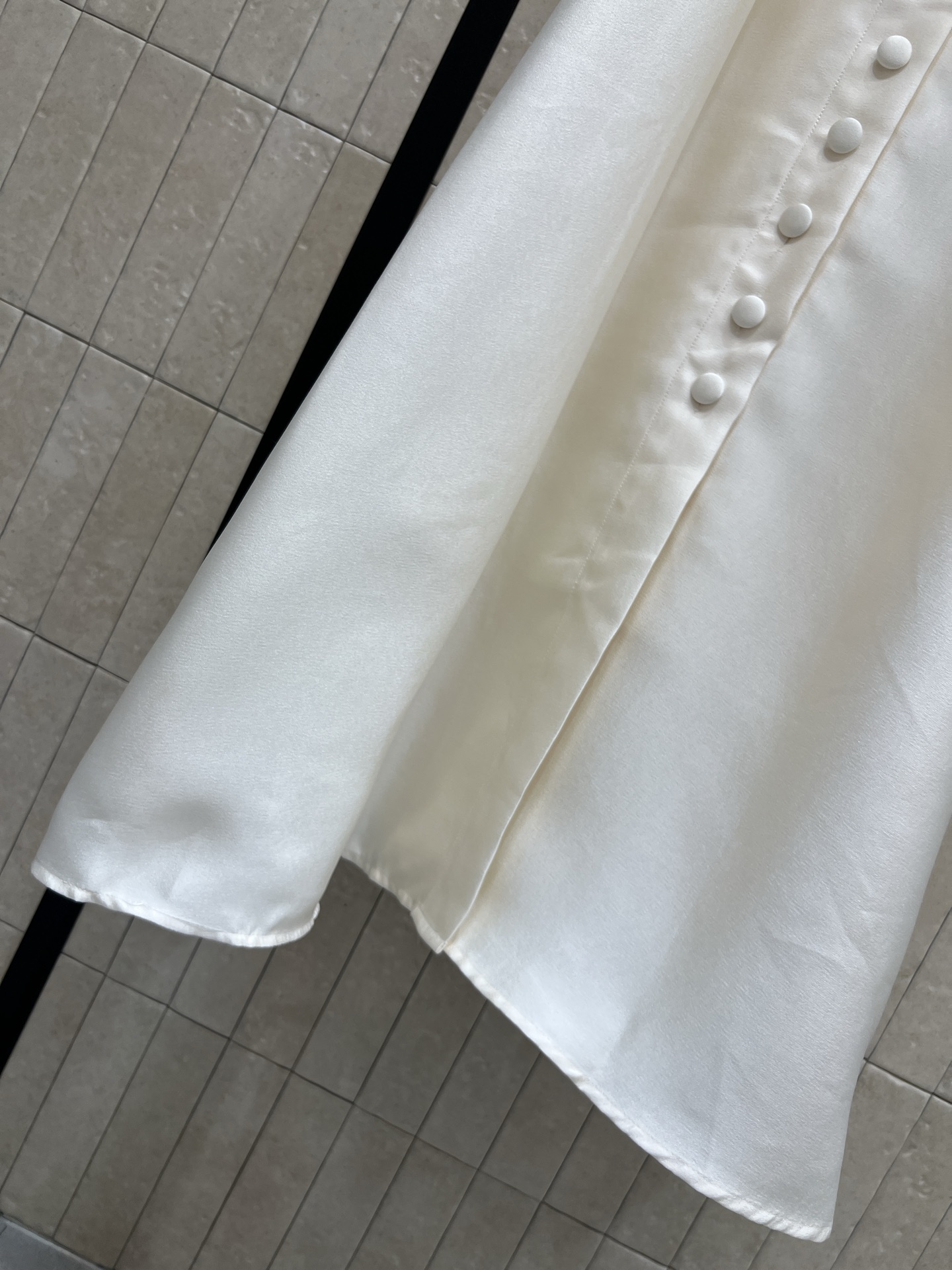 D家 26春夏新款 立领排扣连衣裙 采用高支垂坠感面料 抗皱有型 自带高级缎面光泽 立领+单排扣设计 修