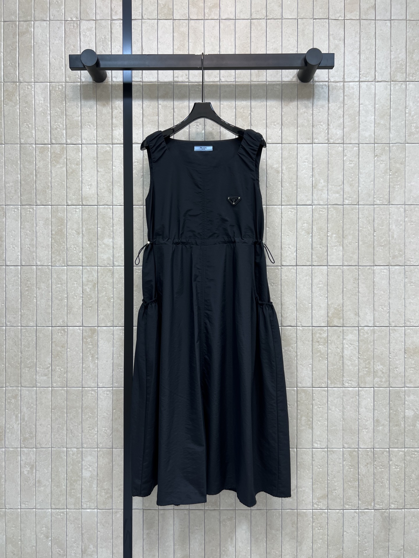 PD家 26 春夏新款 收腰抽绳背心裙 轻薄透气 春夏天穿超舒服 圆领无袖+抽绳收腰 伞裙下摆 修饰身形