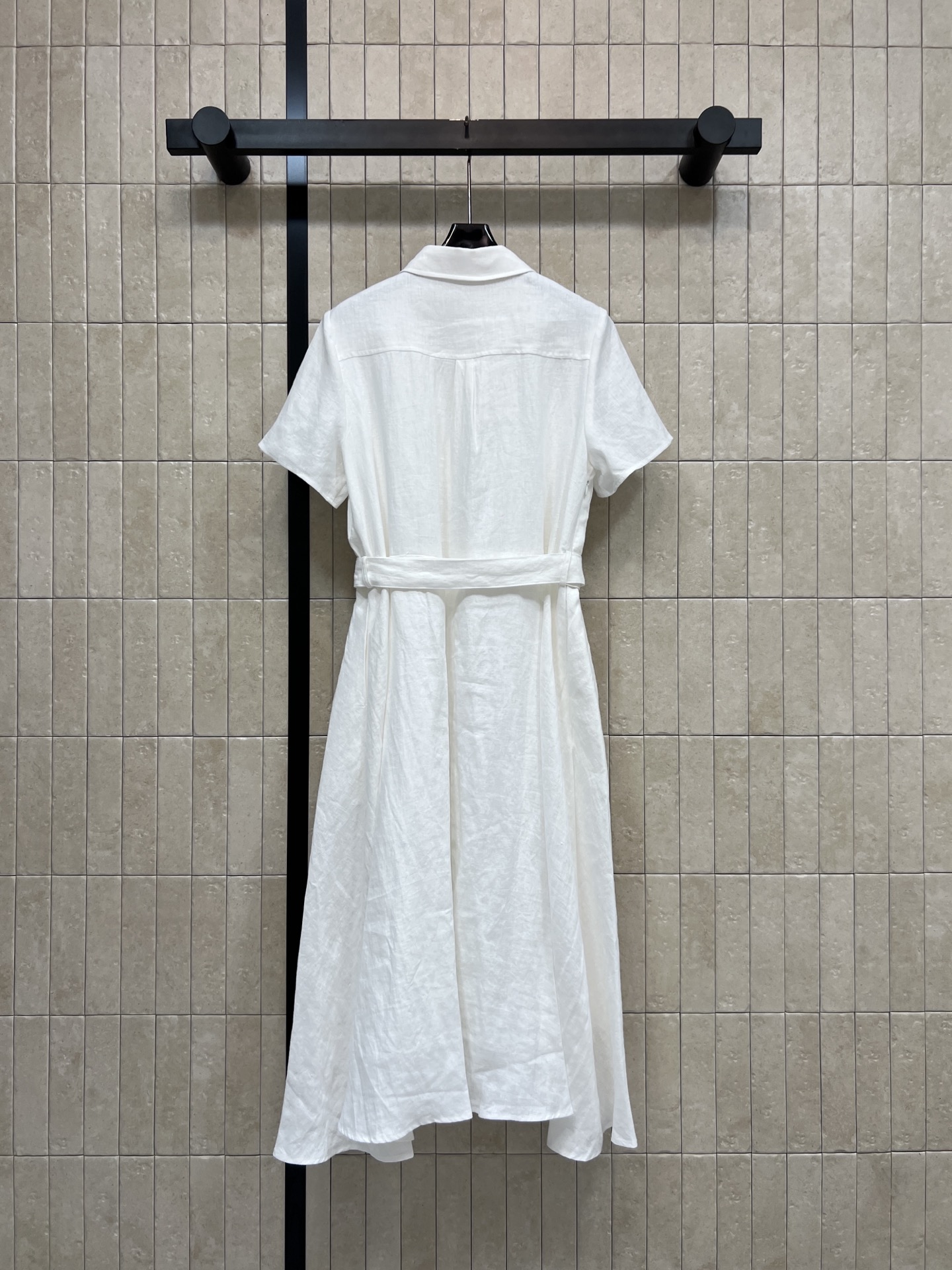 V家 26春夏新款 亚麻短袖连衣裙 翻领+半开扣设计 利落又知性 胸口口袋和腰带的金属扣 是点睛的精致细