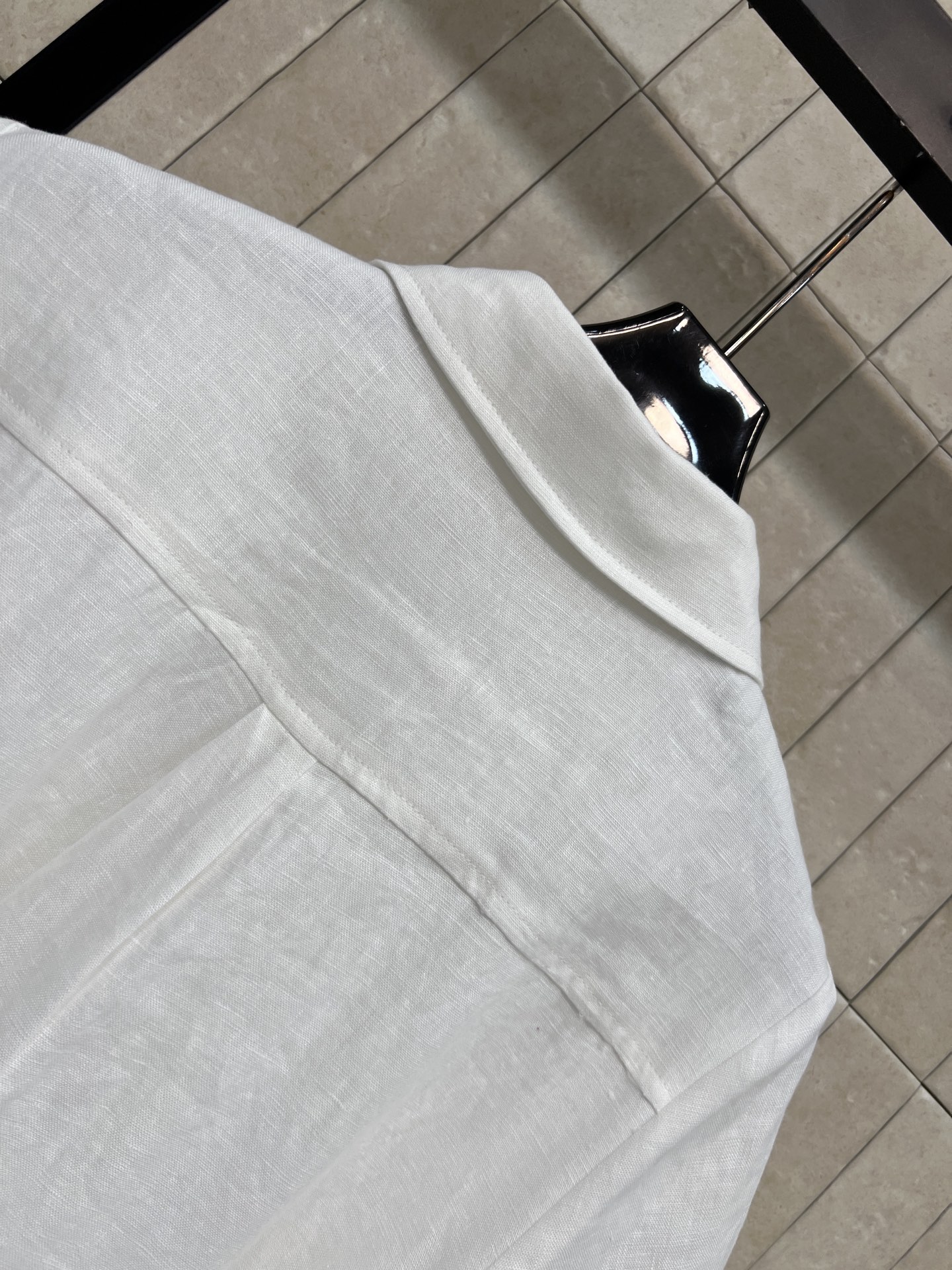 V家 26春夏新款 亚麻短袖连衣裙 翻领+半开扣设计 利落又知性 胸口口袋和腰带的金属扣 是点睛的精致细