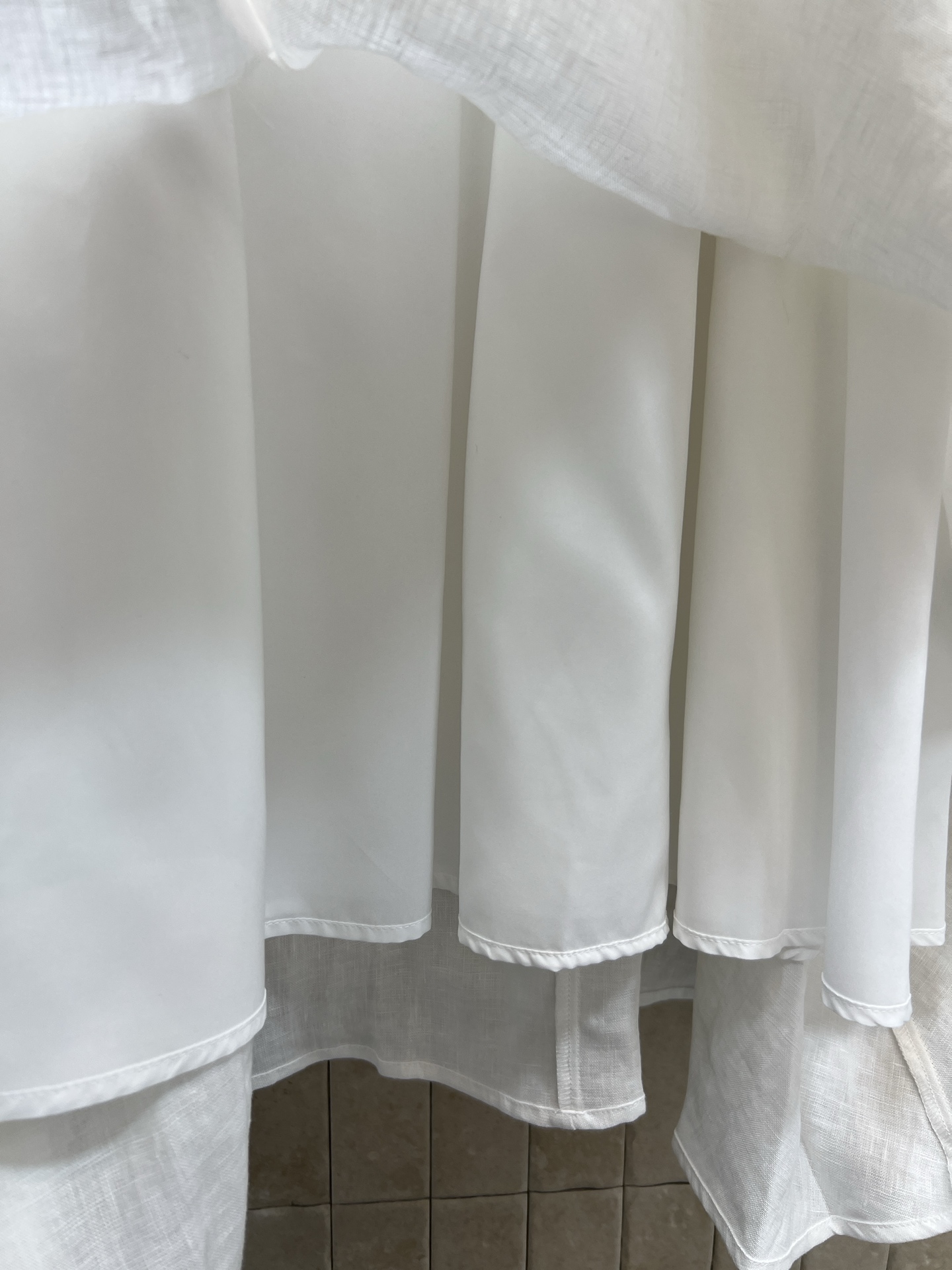 V家 26春夏新款 亚麻短袖连衣裙 翻领+半开扣设计 利落又知性 胸口口袋和腰带的金属扣 是点睛的精致细