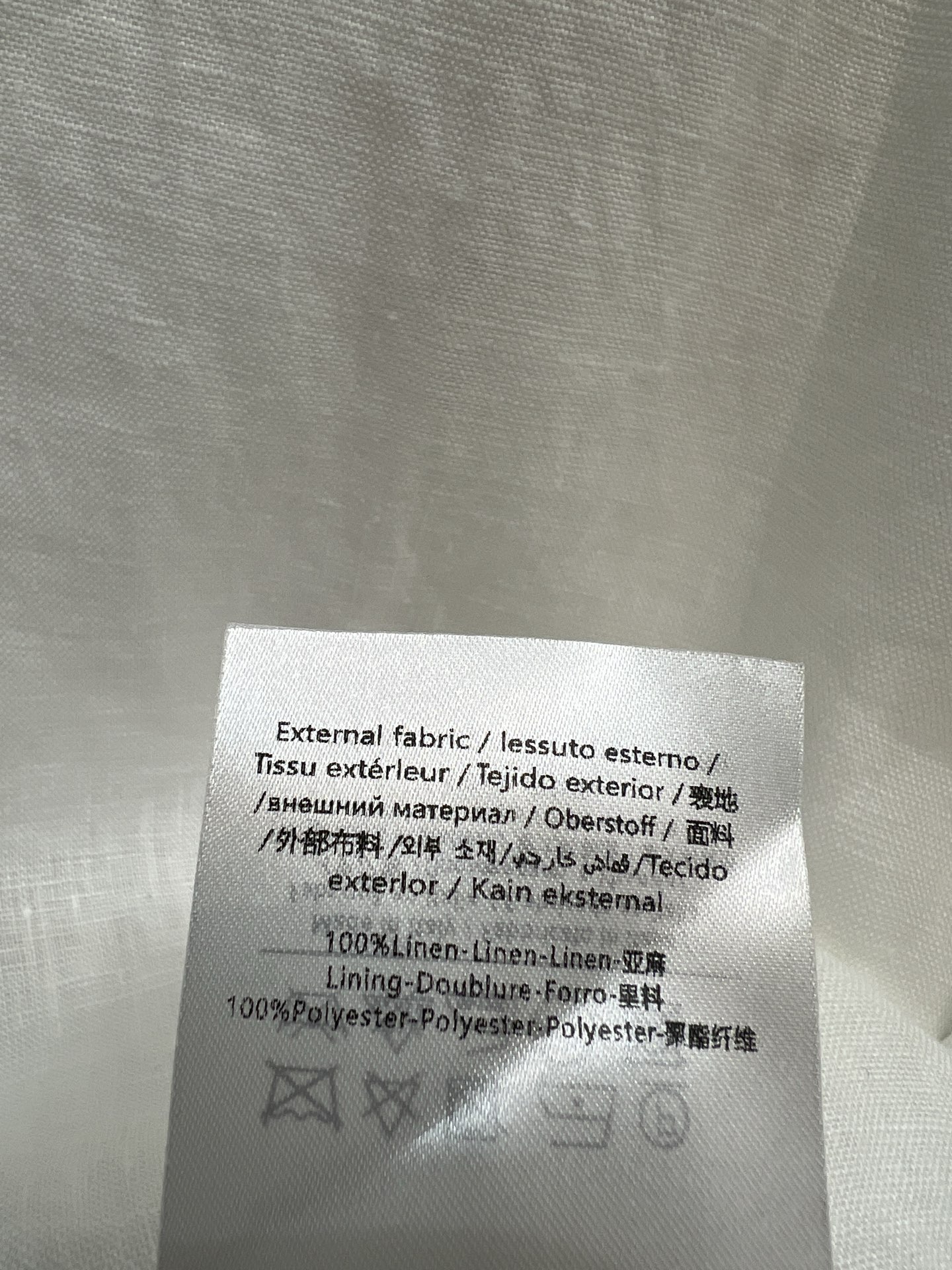 V家 26春夏新款 亚麻短袖连衣裙 翻领+半开扣设计 利落又知性 胸口口袋和腰带的金属扣 是点睛的精致细