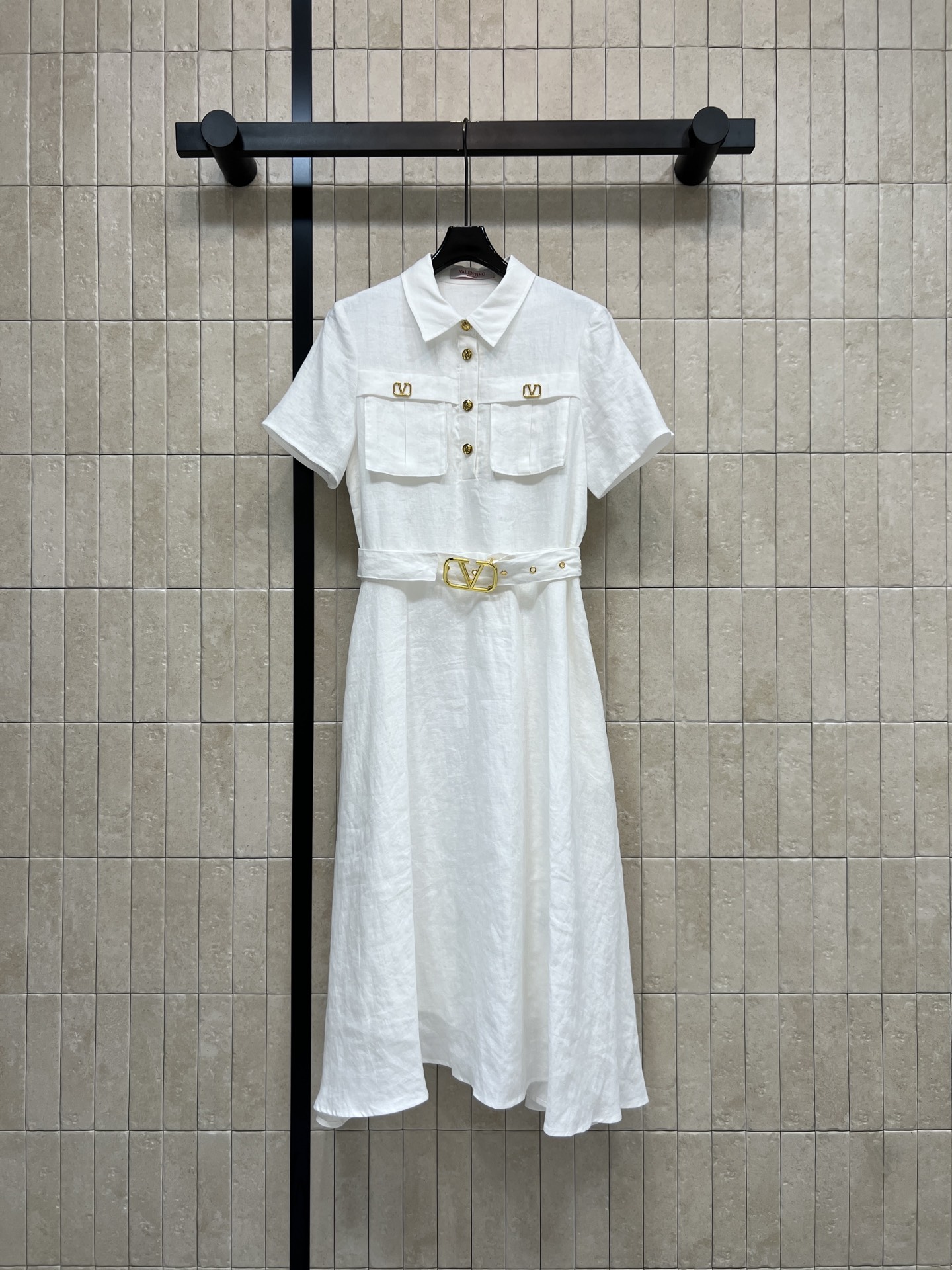 V家 26春夏新款 亚麻短袖连衣裙 翻领+半开扣设计 利落又知性 胸口口袋和腰带的金属扣 是点睛的精致细