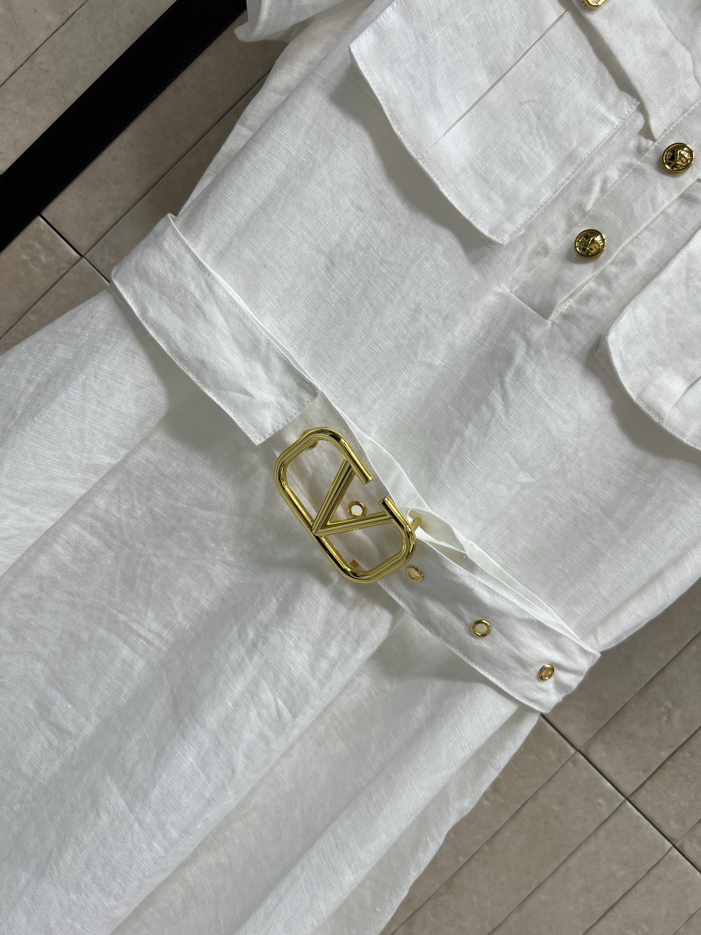 V家 26春夏新款 亚麻短袖连衣裙 翻领+半开扣设计 利落又知性 胸口口袋和腰带的金属扣 是点睛的精致细