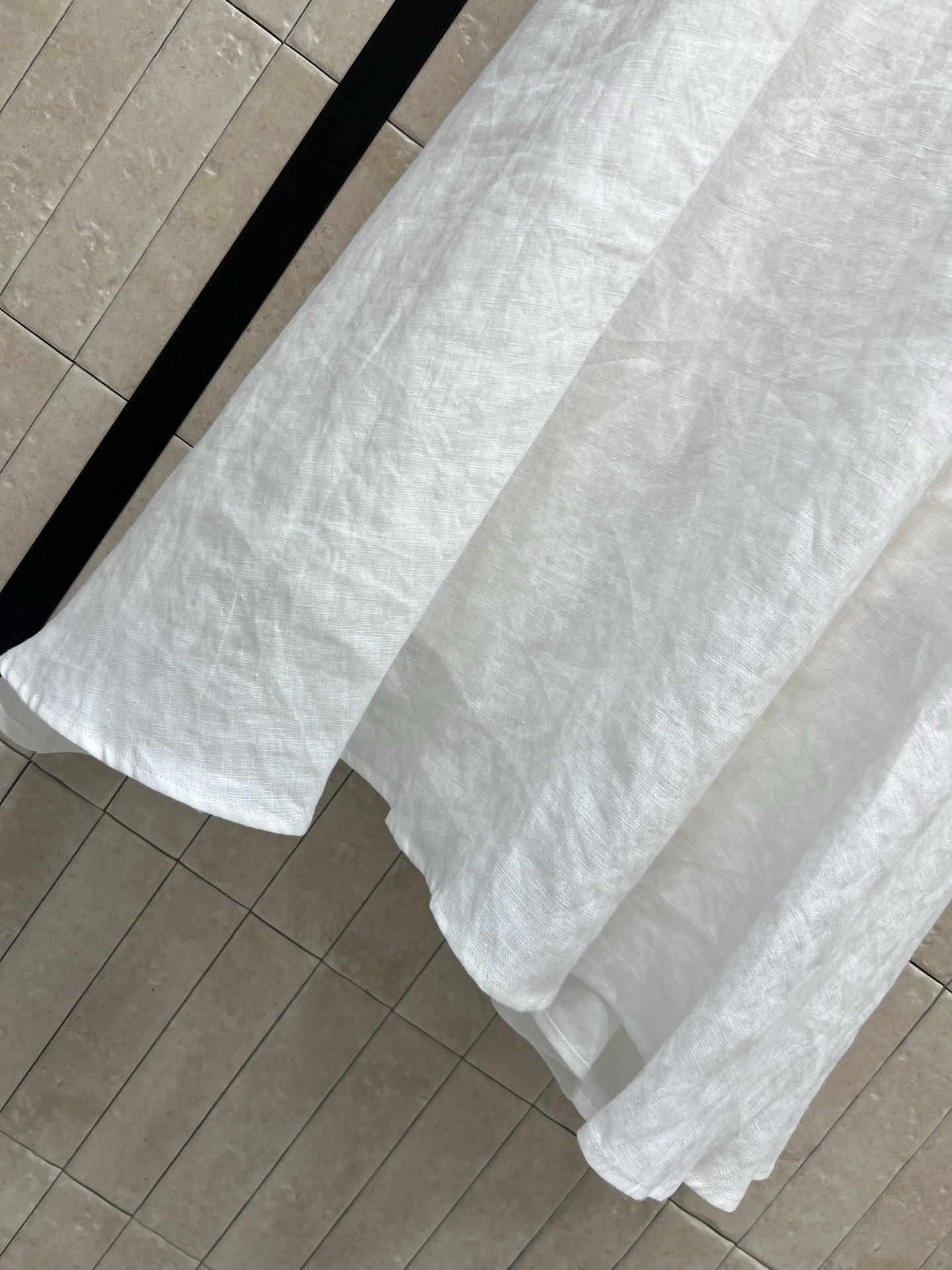 V家 26春夏新款 亚麻短袖连衣裙 翻领+半开扣设计 利落又知性 胸口口袋和腰带的金属扣 是点睛的精致细