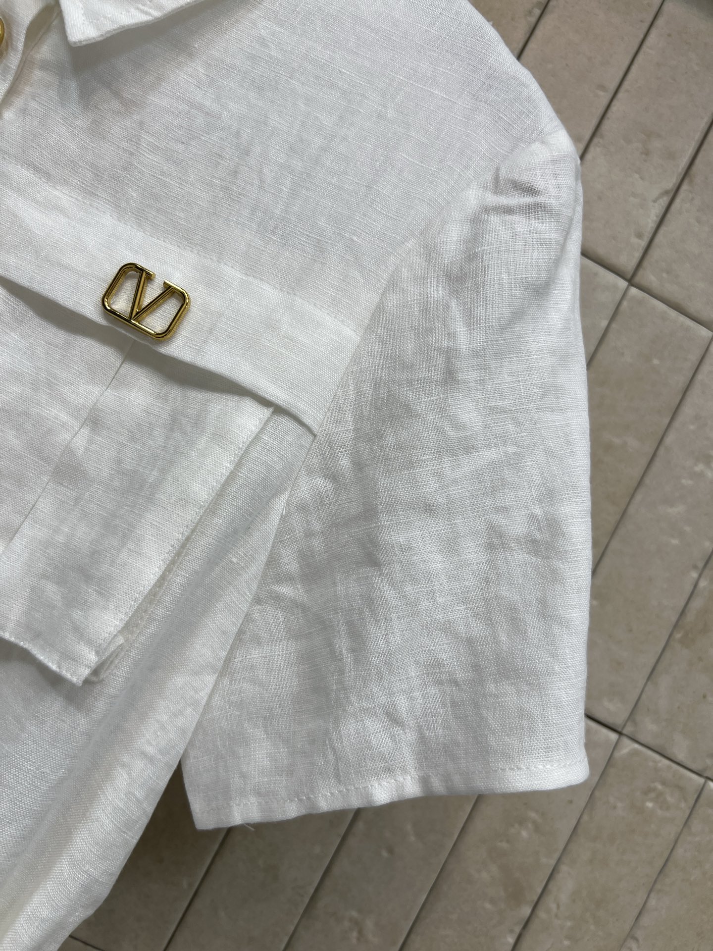 V家 26春夏新款 亚麻短袖连衣裙 翻领+半开扣设计 利落又知性 胸口口袋和腰带的金属扣 是点睛的精致细