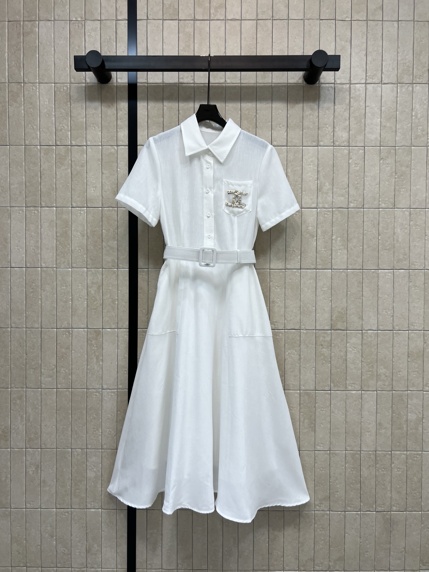 C家 26春夏新款 白色收腰衬衫裙 垂坠纯棉面料+水钻双C口袋 低调又贵气 同色腰带收腰 勾勒优雅线条 