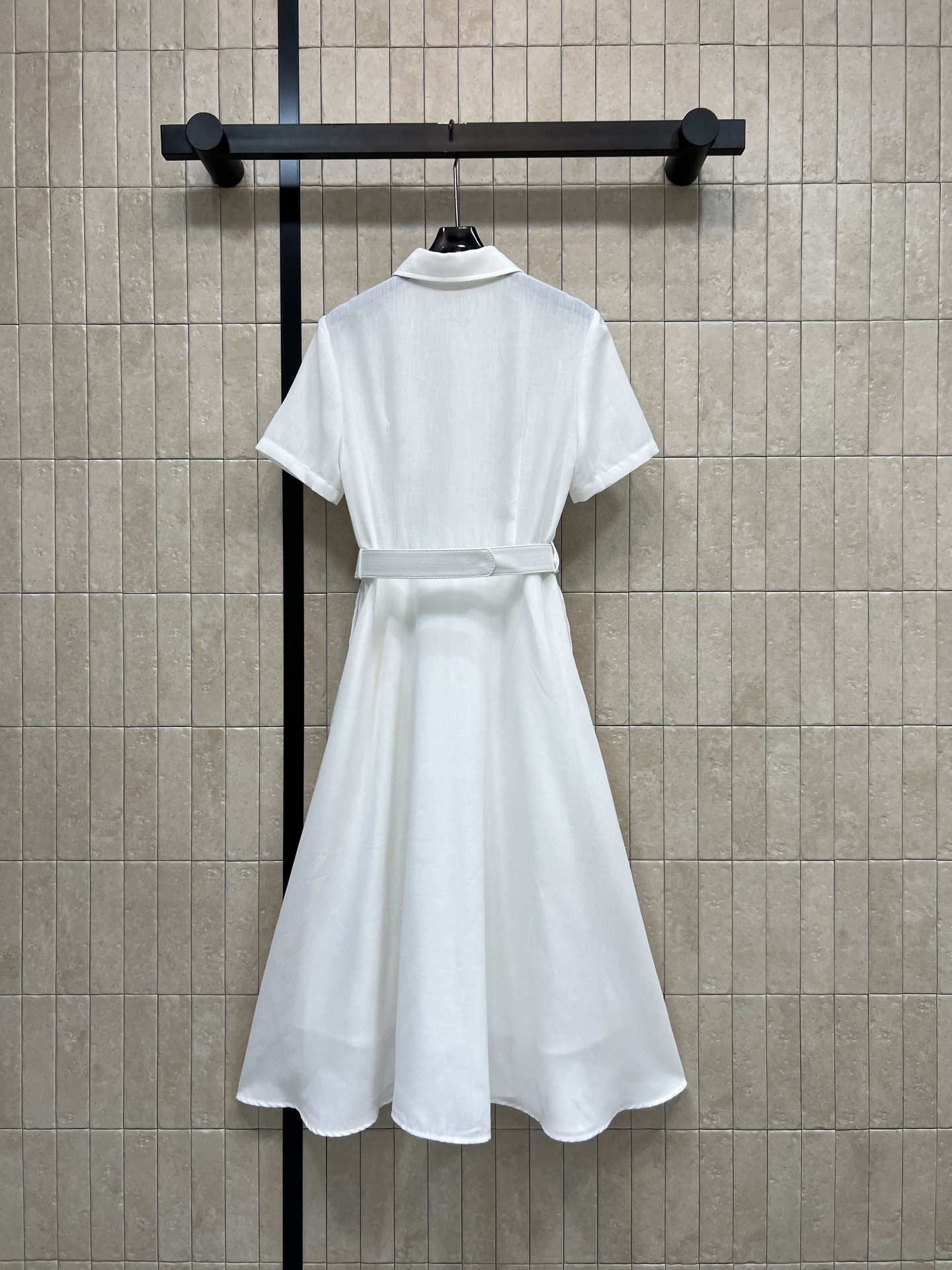 C家 26春夏新款 白色收腰衬衫裙 垂坠纯棉面料+水钻双C口袋 低调又贵气 同色腰带收腰 勾勒优雅线条 