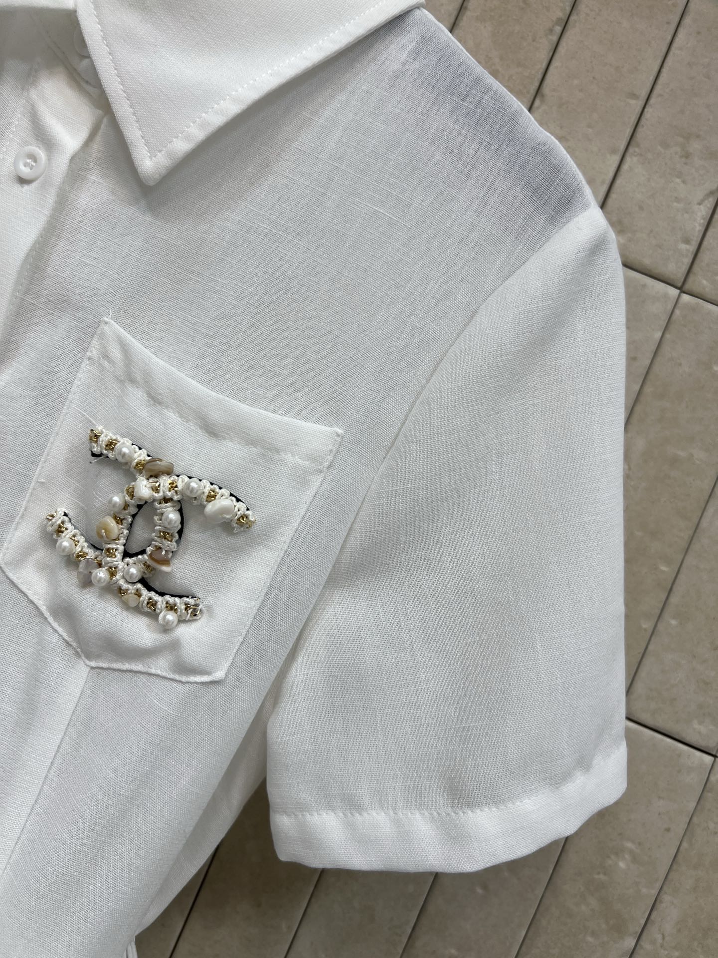 C家 26春夏新款 白色收腰衬衫裙 垂坠纯棉面料+水钻双C口袋 低调又贵气 同色腰带收腰 勾勒优雅线条 