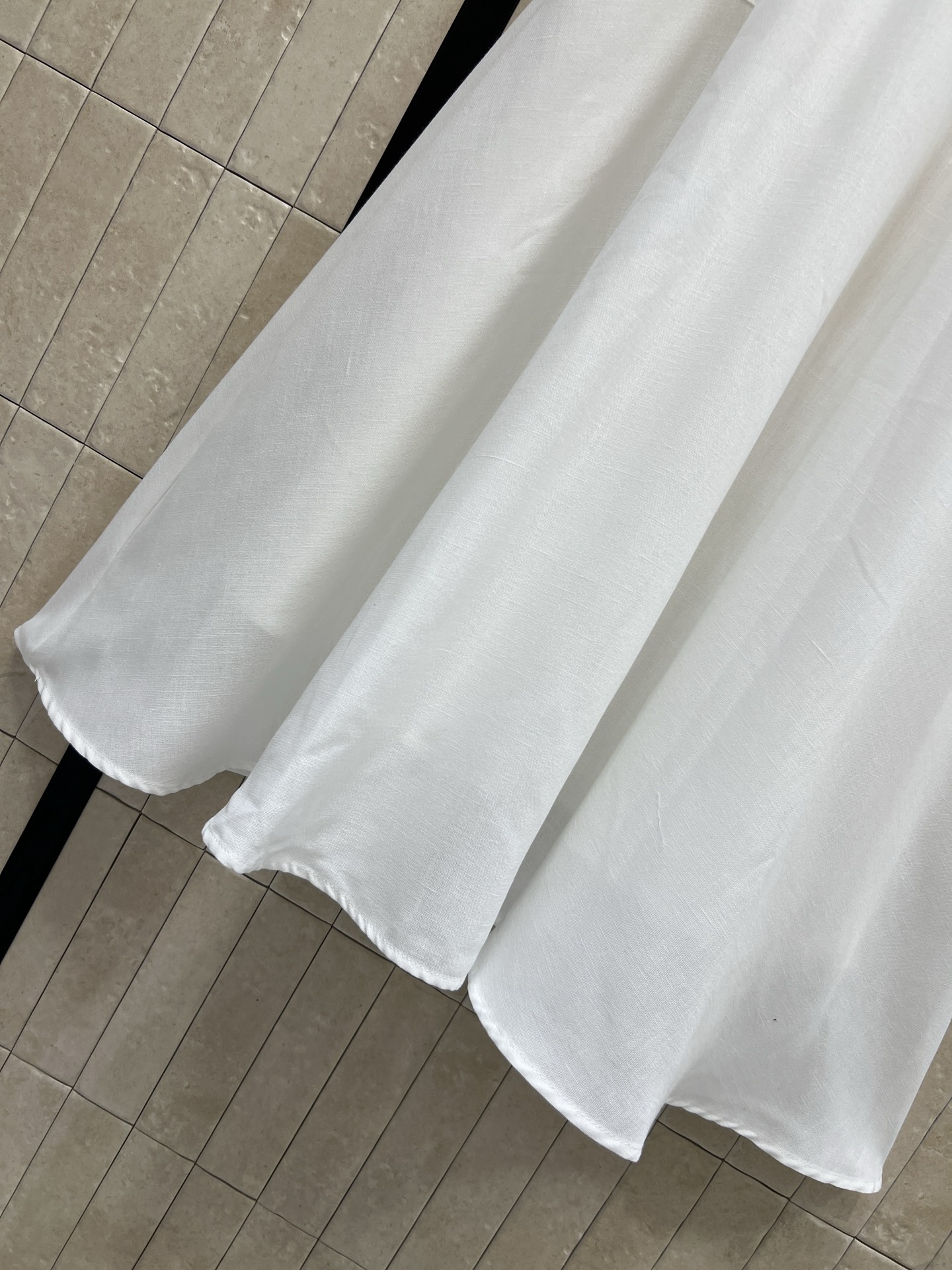 C家 26春夏新款 白色收腰衬衫裙 垂坠纯棉面料+水钻双C口袋 低调又贵气 同色腰带收腰 勾勒优雅线条 