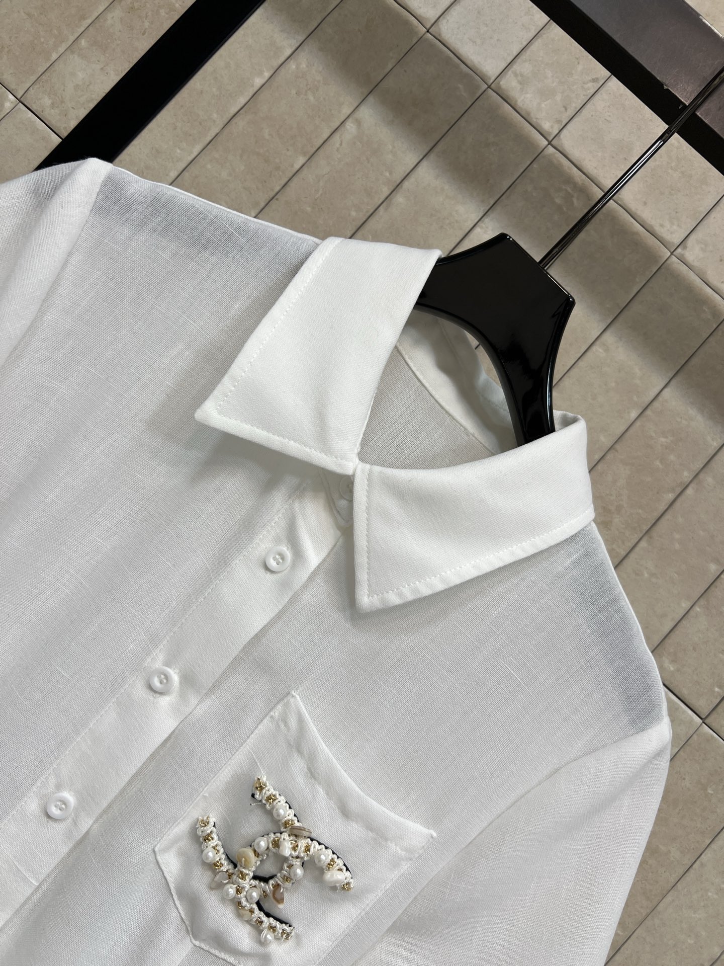 C家 26春夏新款 白色收腰衬衫裙 垂坠纯棉面料+水钻双C口袋 低调又贵气 同色腰带收腰 勾勒优雅线条 