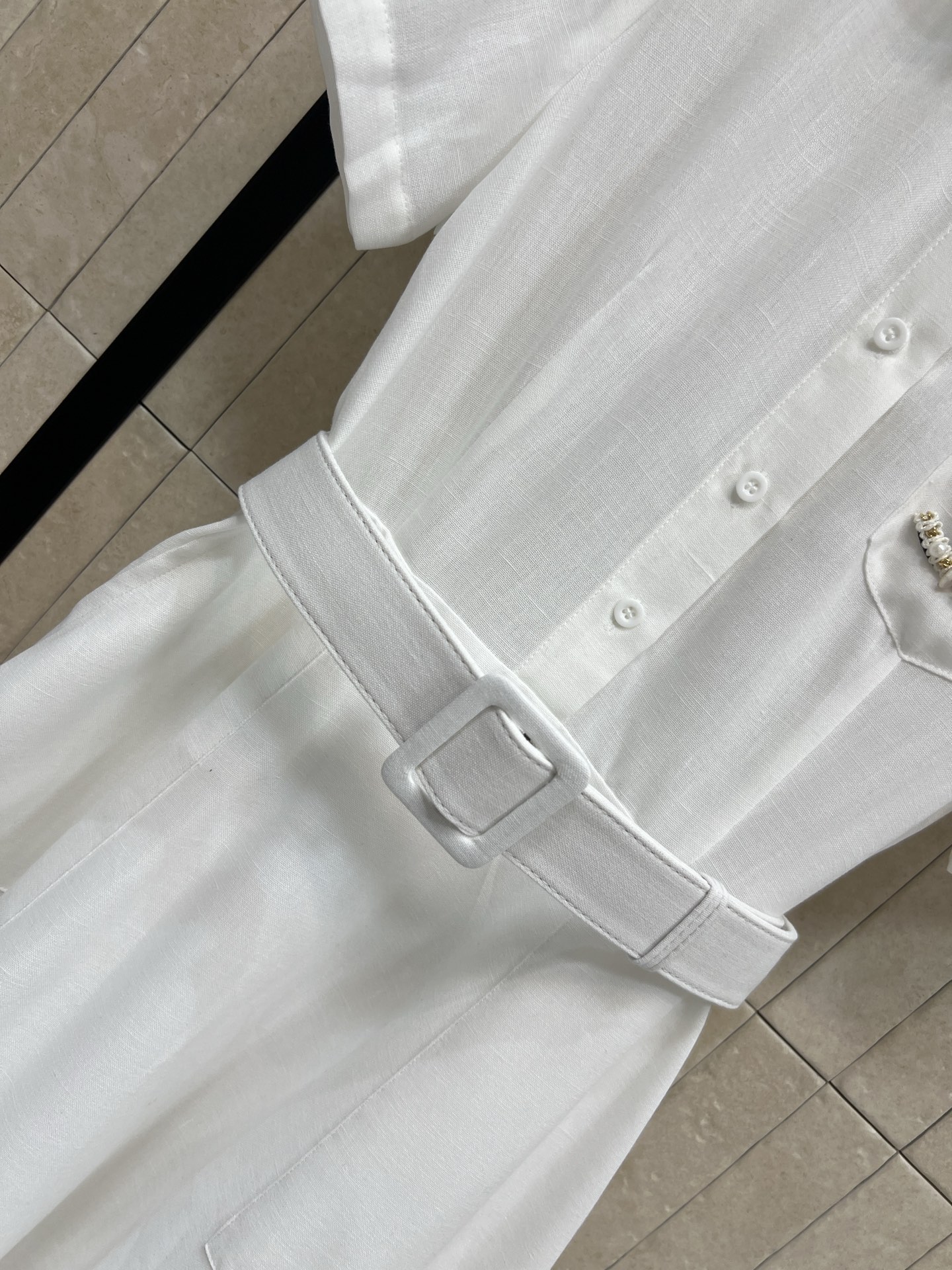 C家 26春夏新款 白色收腰衬衫裙 垂坠纯棉面料+水钻双C口袋 低调又贵气 同色腰带收腰 勾勒优雅线条 