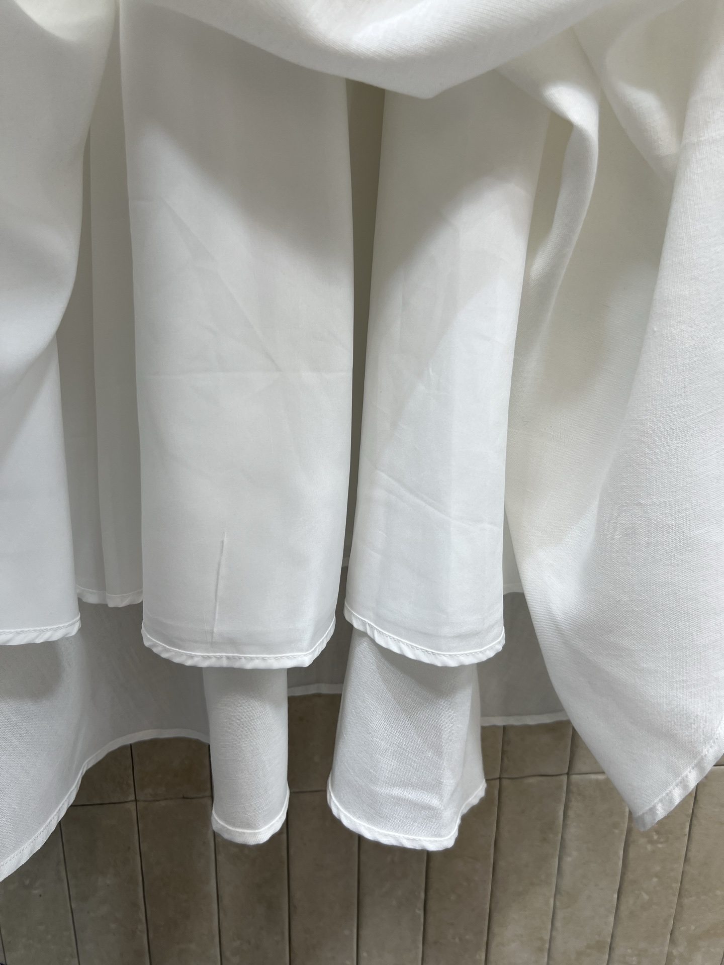 C家 26春夏新款 白色收腰衬衫裙 垂坠纯棉面料+水钻双C口袋 低调又贵气 同色腰带收腰 勾勒优雅线条 