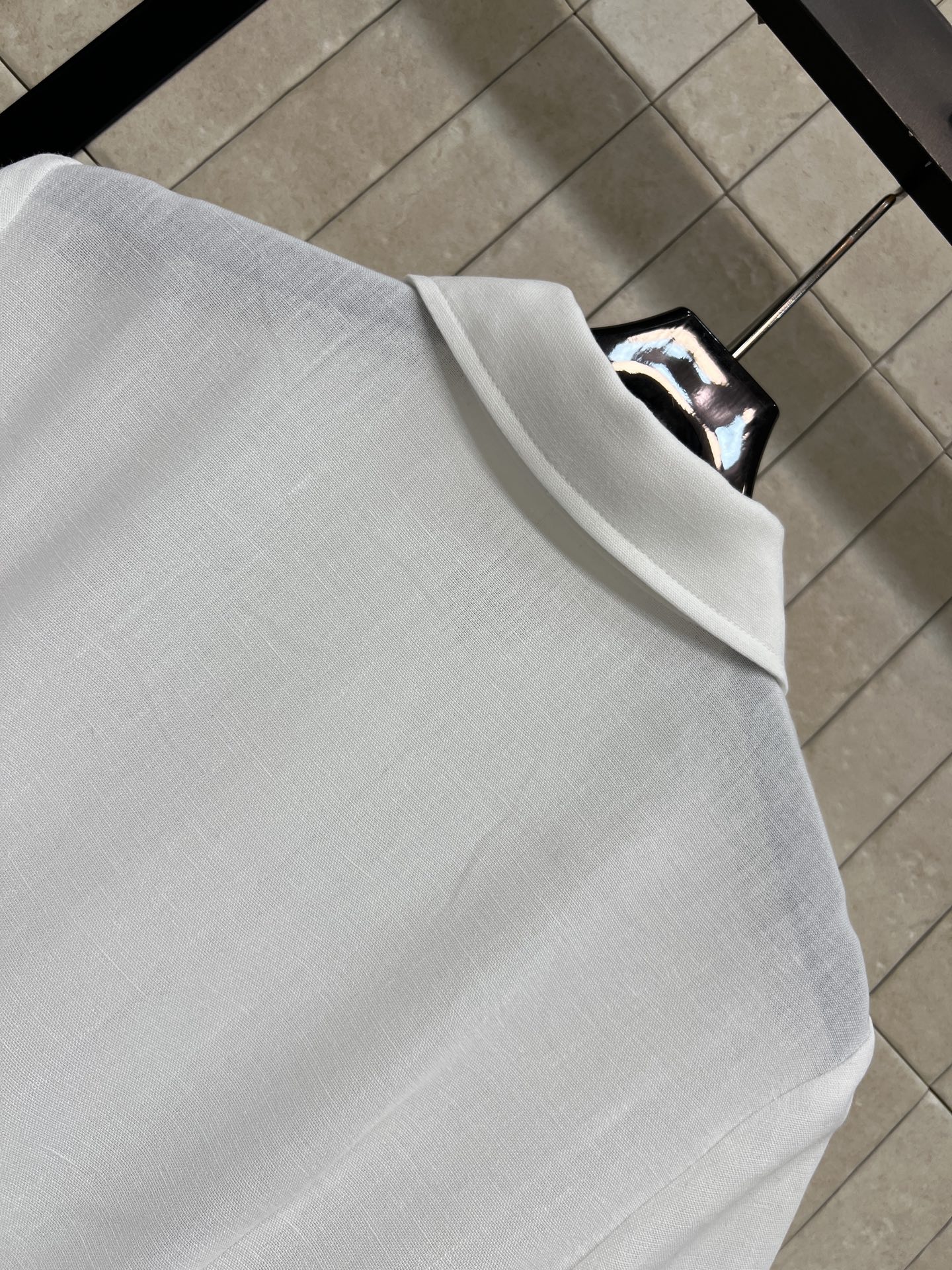 C家 26春夏新款 白色收腰衬衫裙 垂坠纯棉面料+水钻双C口袋 低调又贵气 同色腰带收腰 勾勒优雅线条 