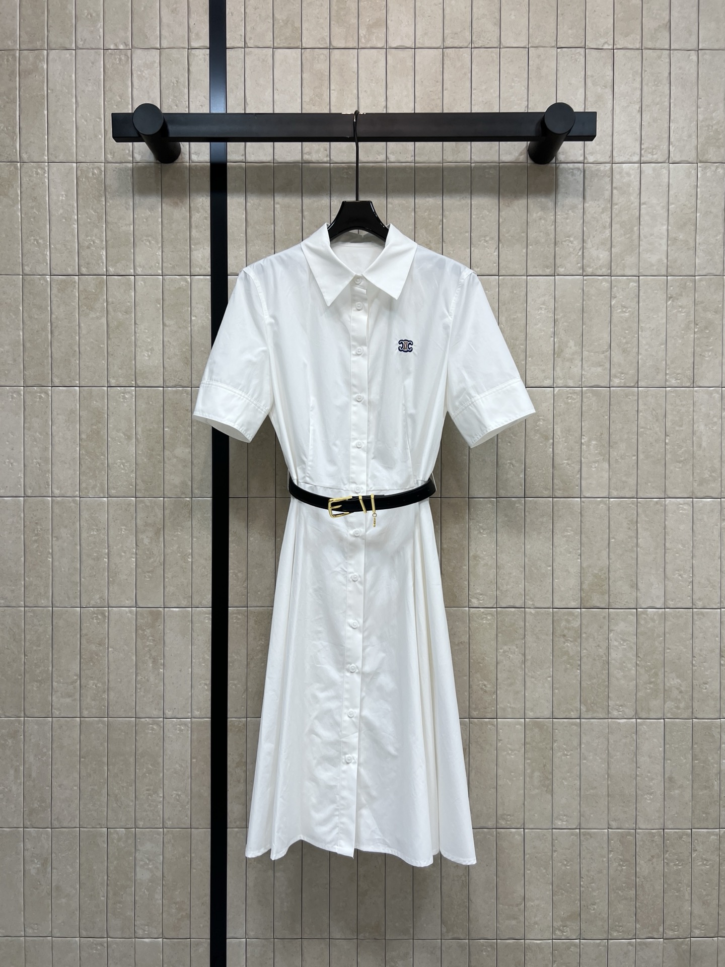 CE家 26春夏新款 白色收腰衬衫裙 采用纯棉面料 质感独特 短袖+翻领设计b简约大方 黑色腰带收腰显身