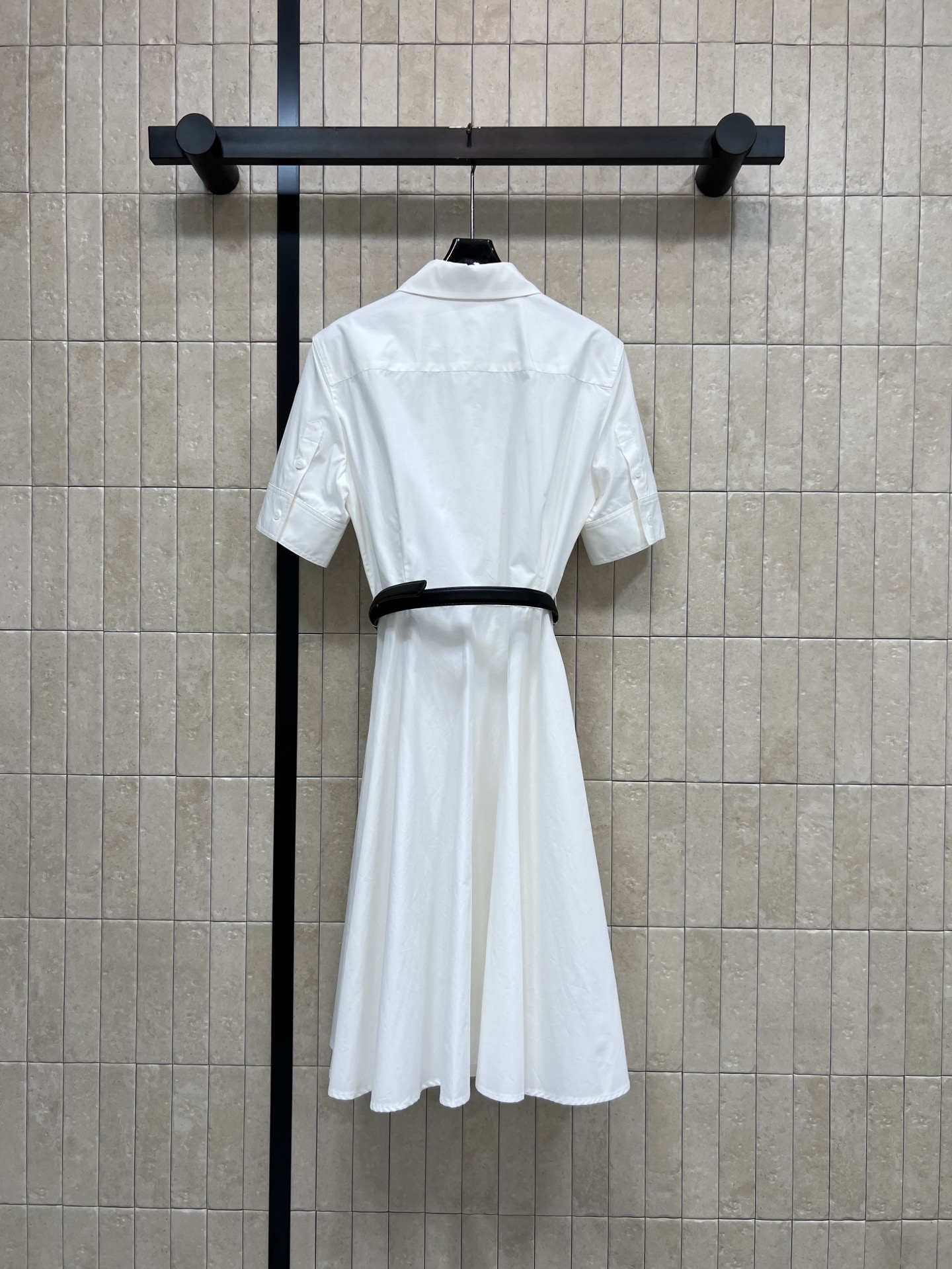 CE家 26春夏新款 白色收腰衬衫裙 采用纯棉面料 质感独特 短袖+翻领设计b简约大方 黑色腰带收腰显身