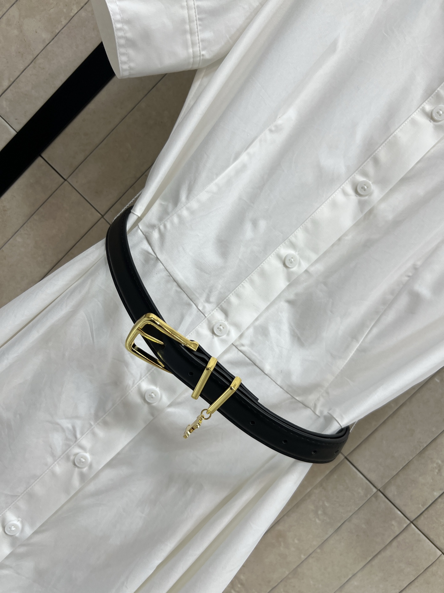 CE家 26春夏新款 白色收腰衬衫裙 采用纯棉面料 质感独特 短袖+翻领设计b简约大方 黑色腰带收腰显身