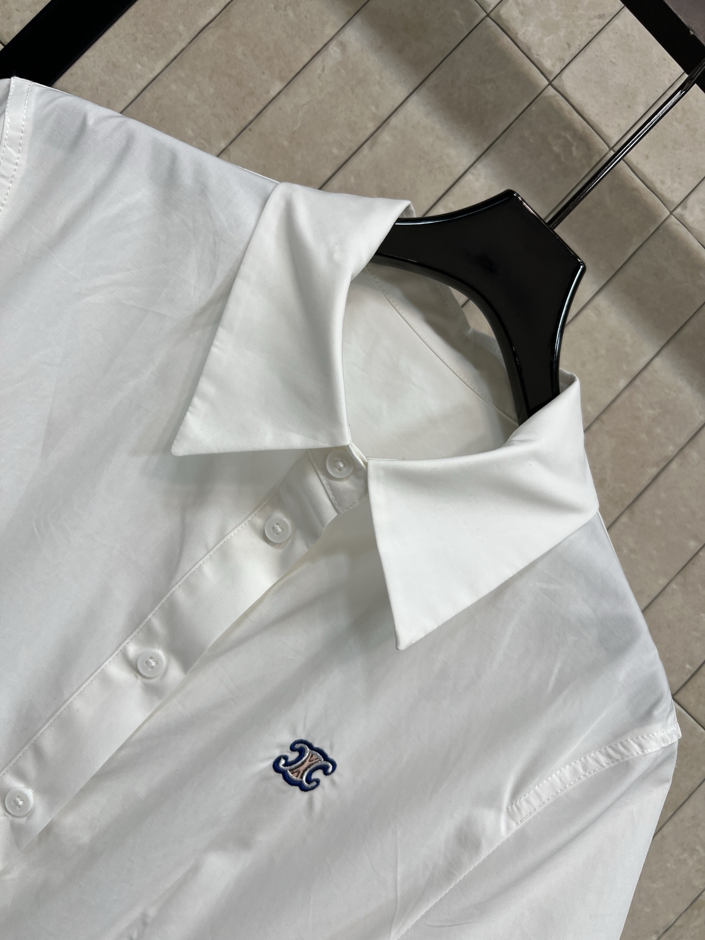 CE家 26春夏新款 白色收腰衬衫裙 采用纯棉面料 质感独特 短袖+翻领设计b简约大方 黑色腰带收腰显身